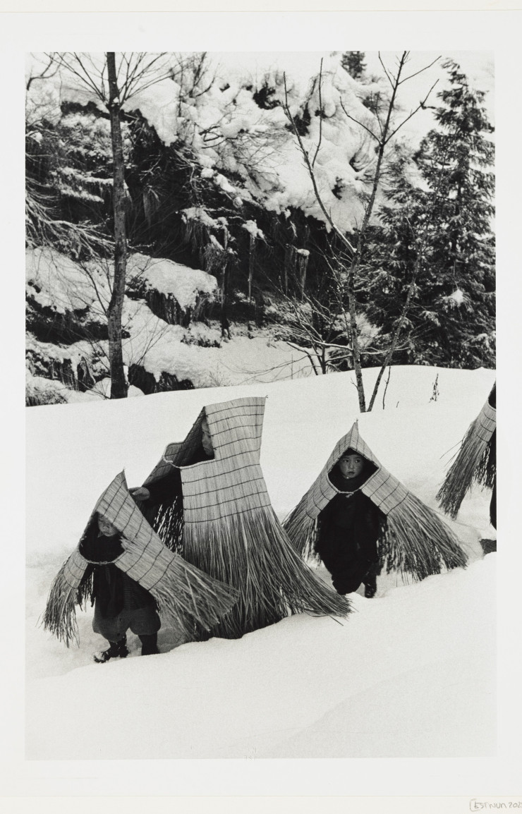 Honyaradô e yuku kodomotachi/Des enfants se rendent à la grotte de Honyara, de la série Yukiguni/Pays de neige (1956), d’Hiroshi Hamaya.