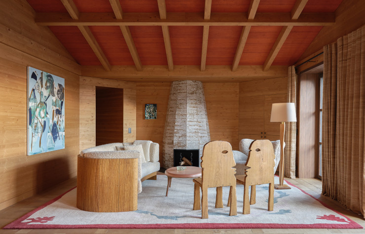 À Saint-Moritz, dans les Alpes suisses, le chalet en bois version Pierre Yovanovitch.