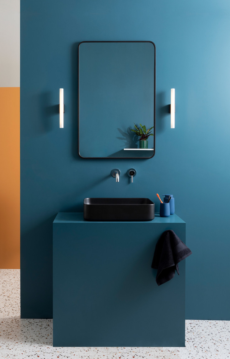 Dans la salle de bains, sept nouvelles nuances, dont ce Bleu Pétrole, permettent de rafraîchir plan vasque et carrelages sans craindre l’humidité.