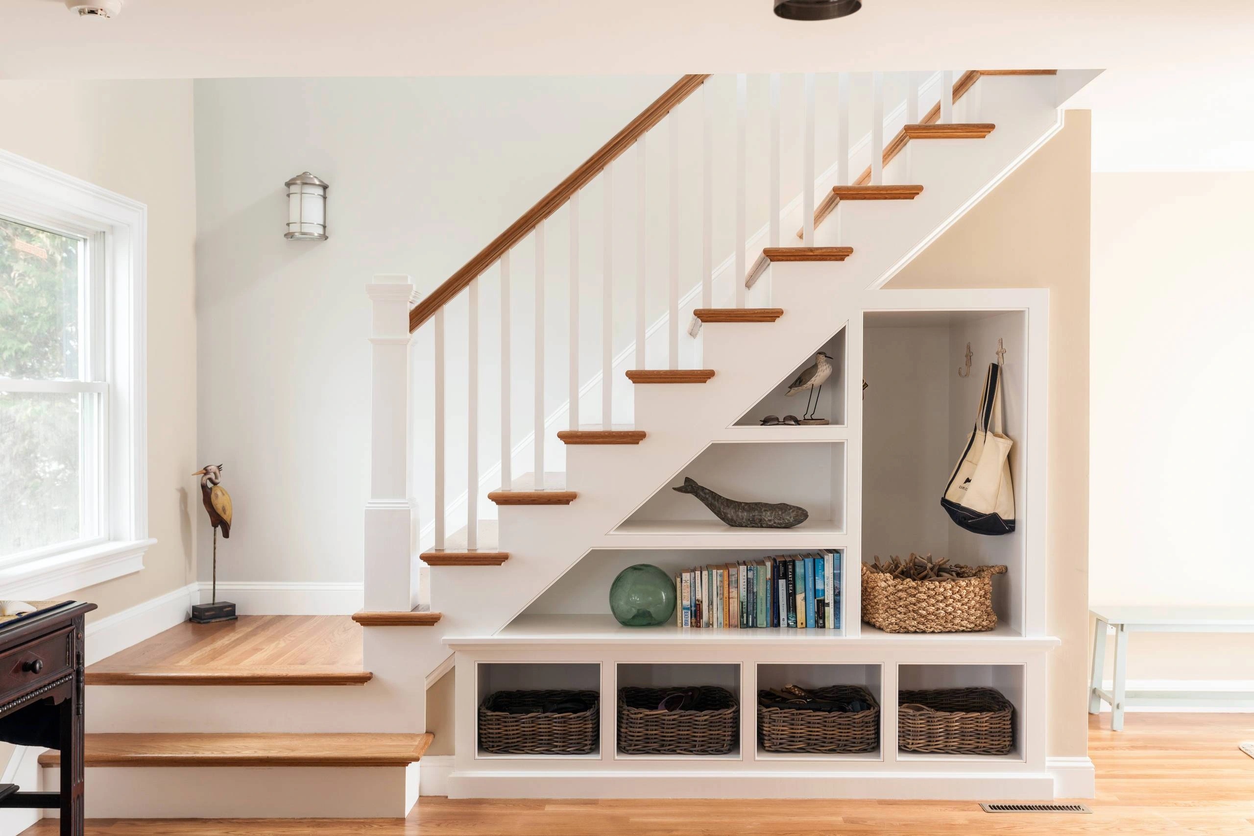 Déco sous escalier ouvert : optimisez l'espace avec style !