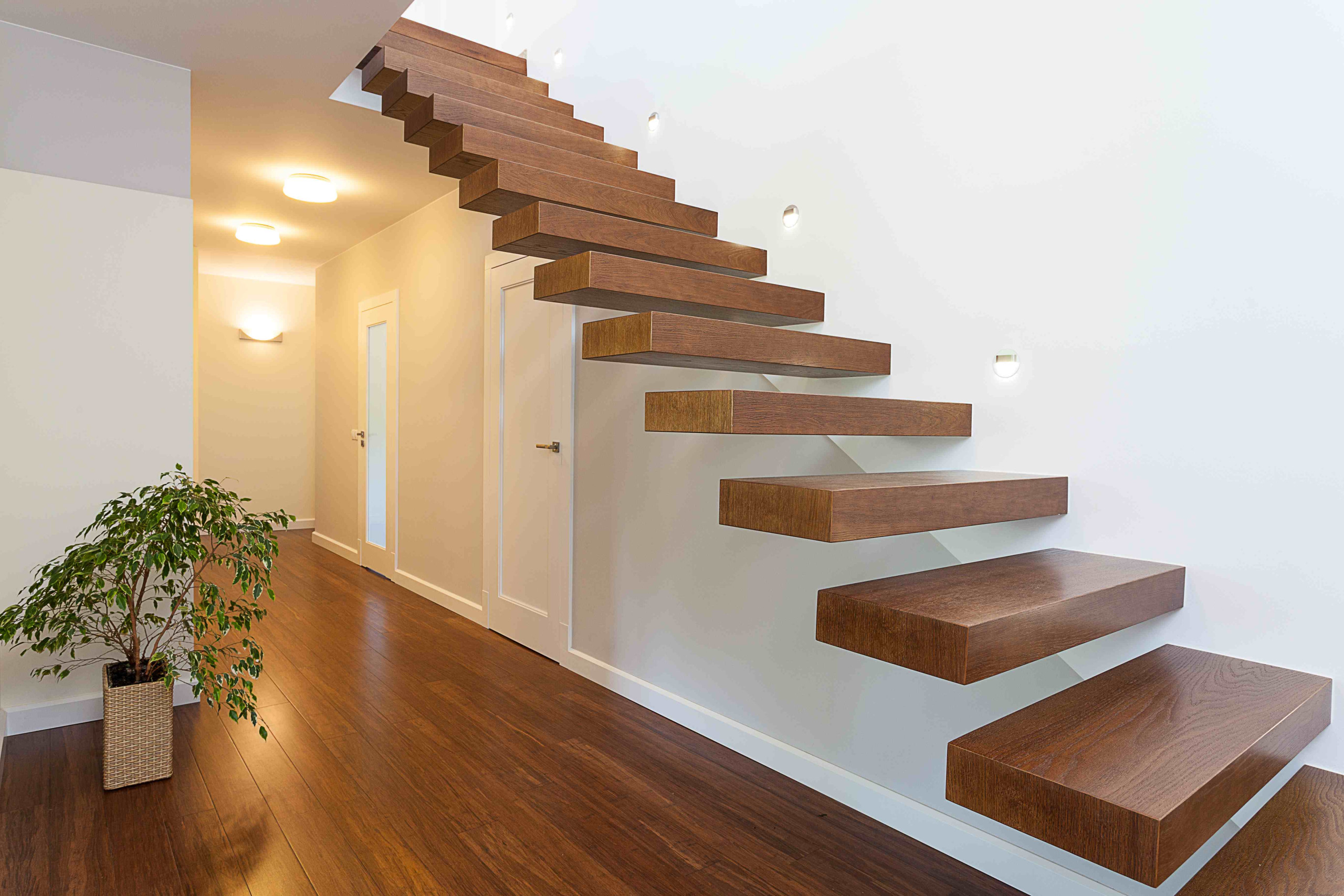 Customiser ses escaliers : 12 idées pour un relooking réussi  Peinture  escalier bois, Renovation escalier bois, Repeindre escalier