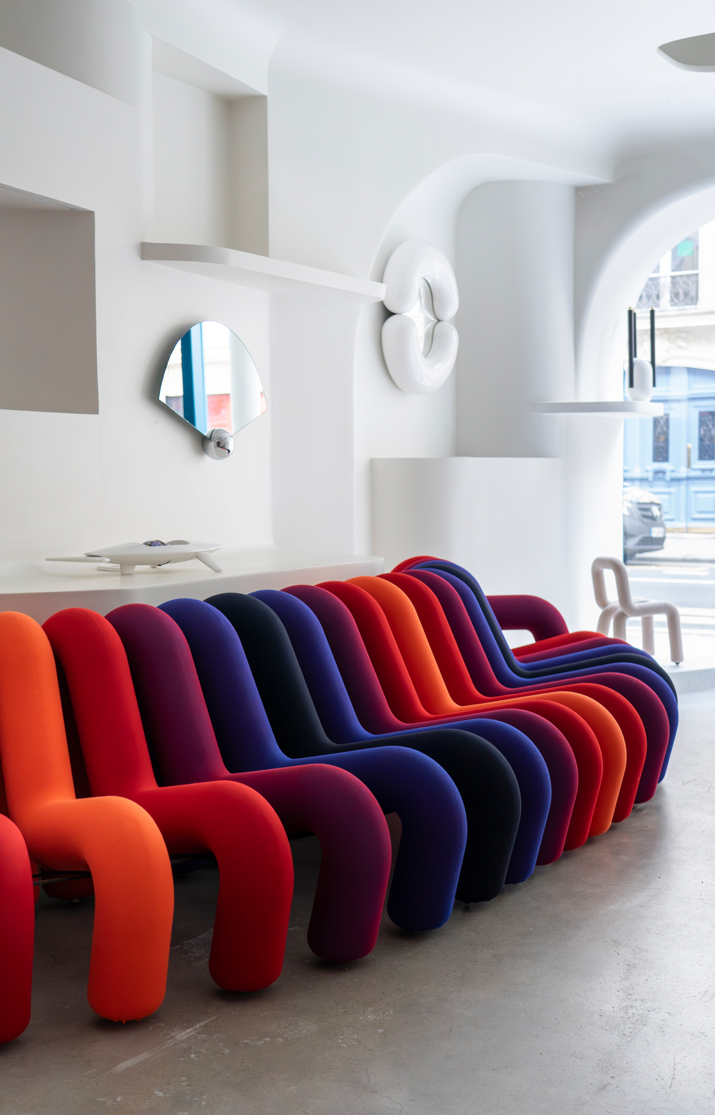 extra-bold-sofa-in-situ-moustache-paris-design-week-2025-ideat-1