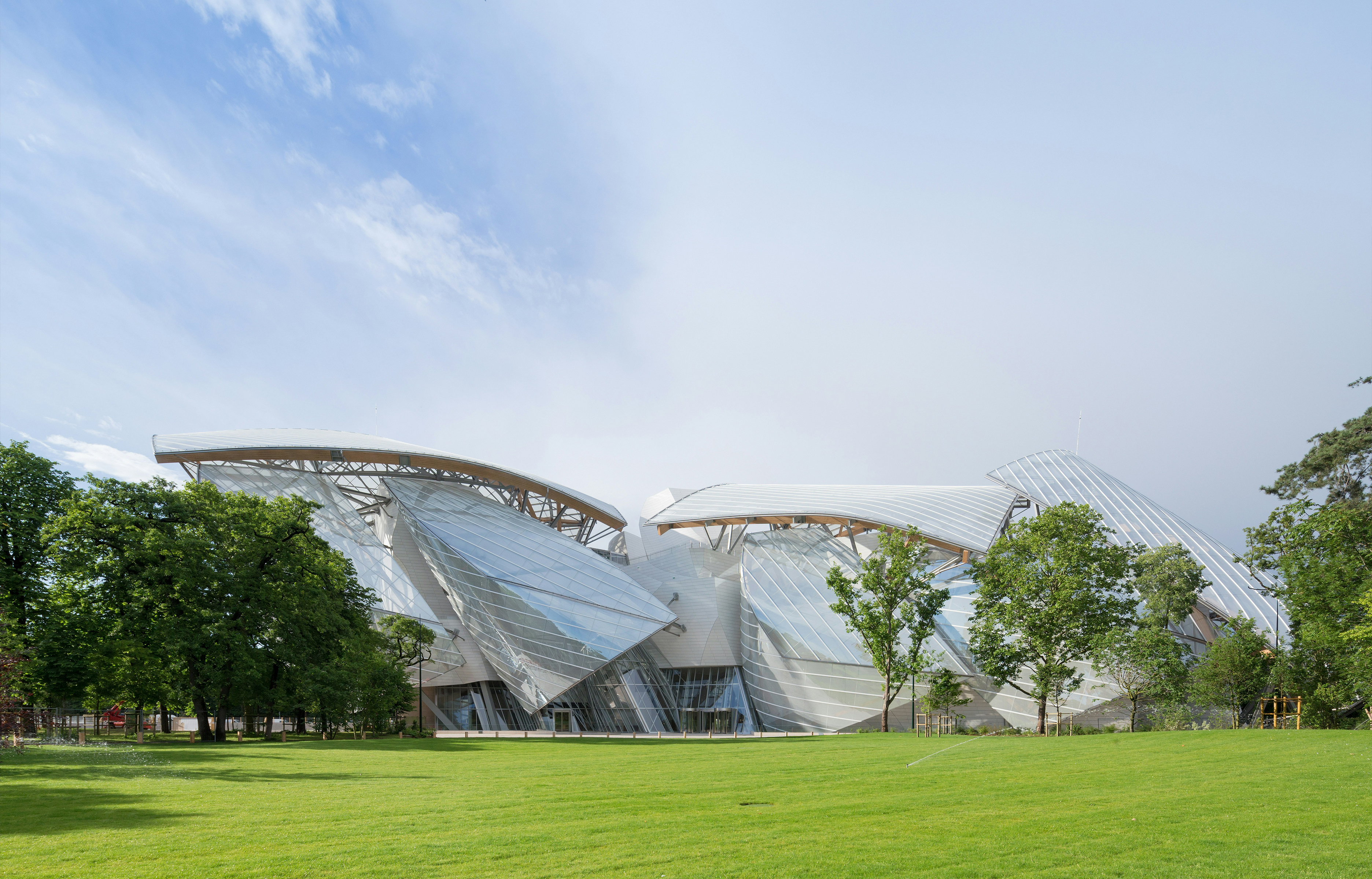 5 musées au design intersidéral - quand l’art s’expose dans des vaisseaux spatiaux - IDEAT - Fondation Louis Vuitton