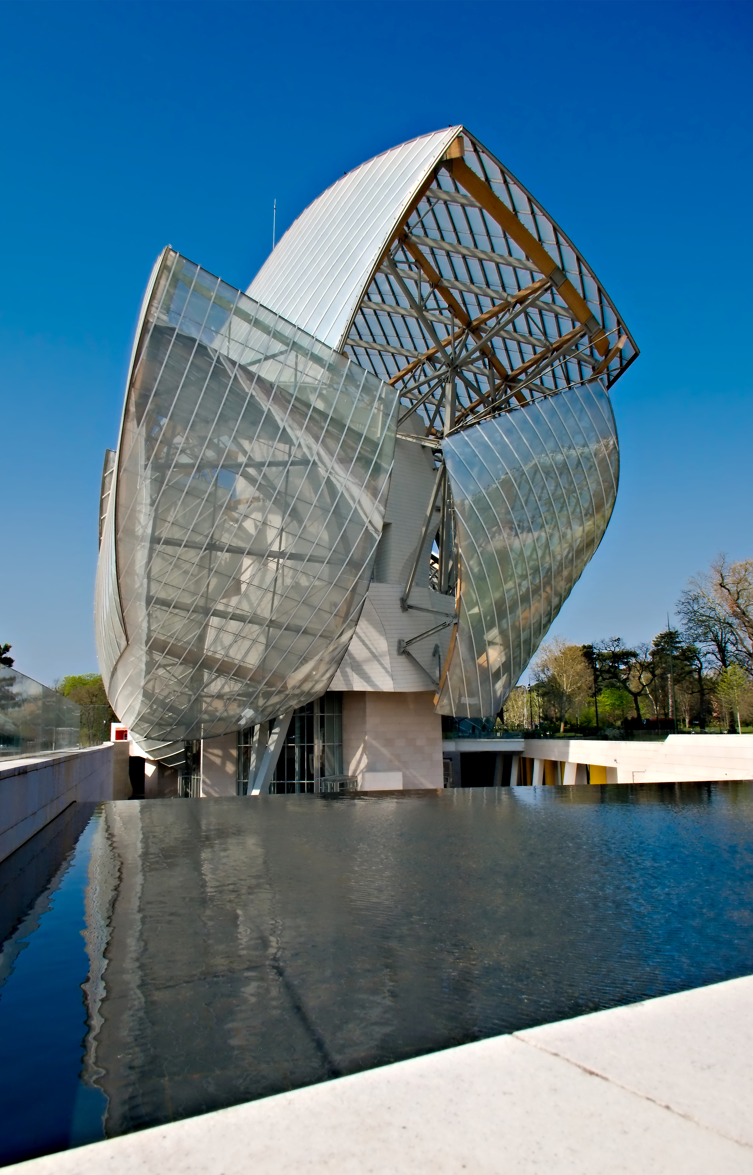 5 musées au design intersidéral - quand l’art s’expose dans des vaisseaux spatiaux - IDEAT - Fondation Louis Vuitton