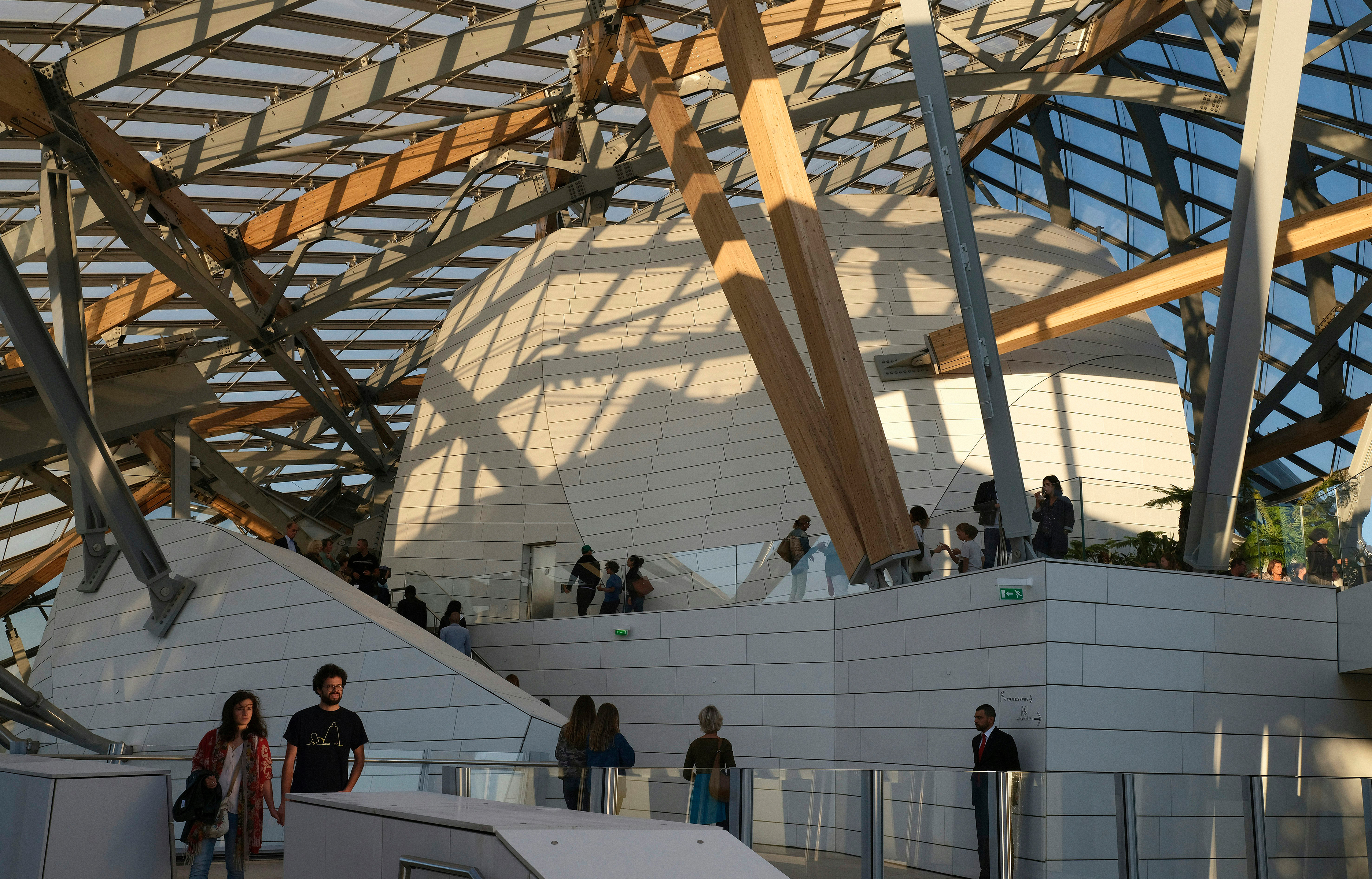5 musées au design intersidéral - quand l’art s’expose dans des vaisseaux spatiaux - IDEAT - Fondation Louis Vuitton
