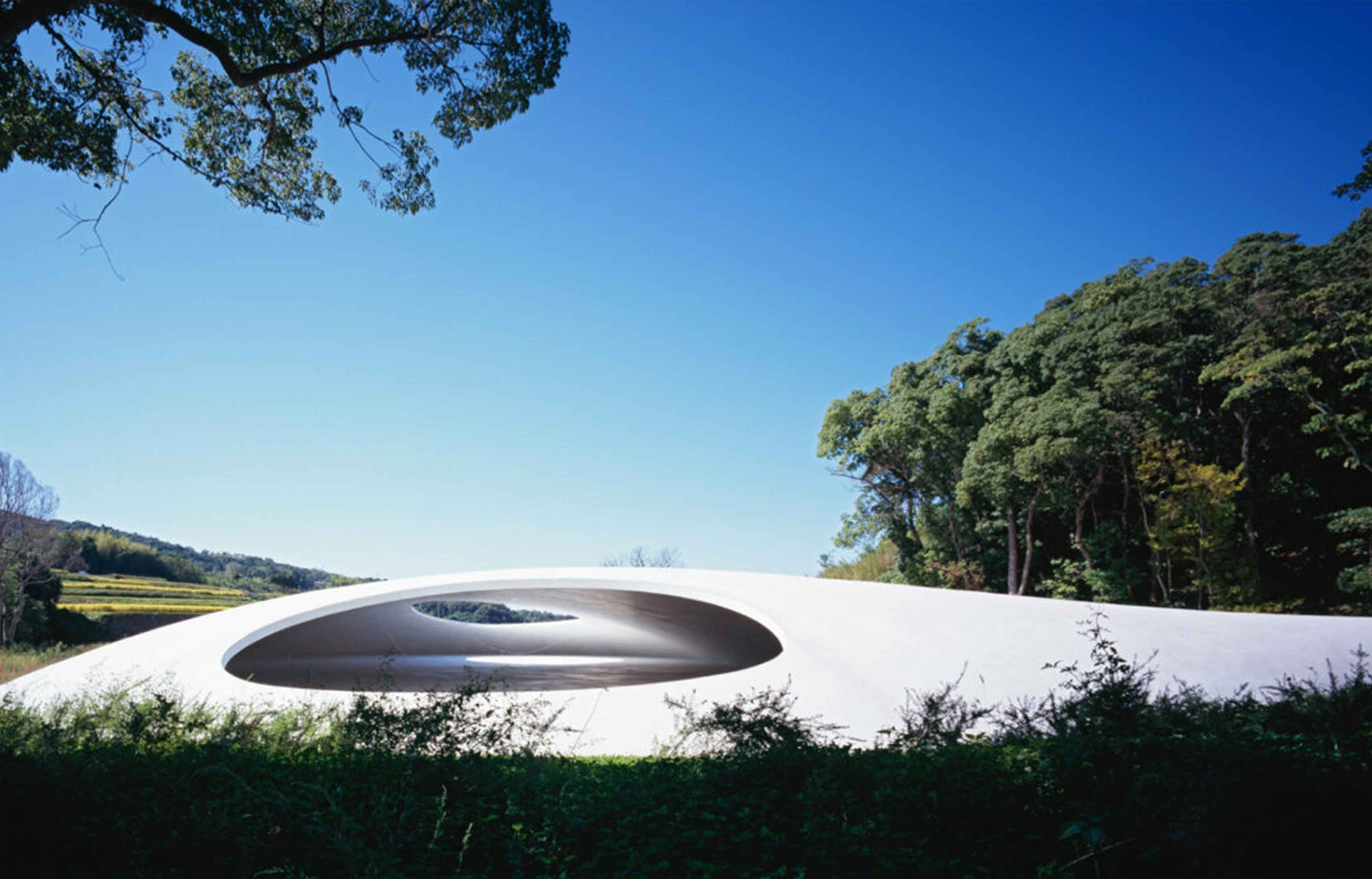 5 musées au design intersidéral - quand l’art s’expose dans des vaisseaux spatiaux - IDEAT - Teshima Art Museum