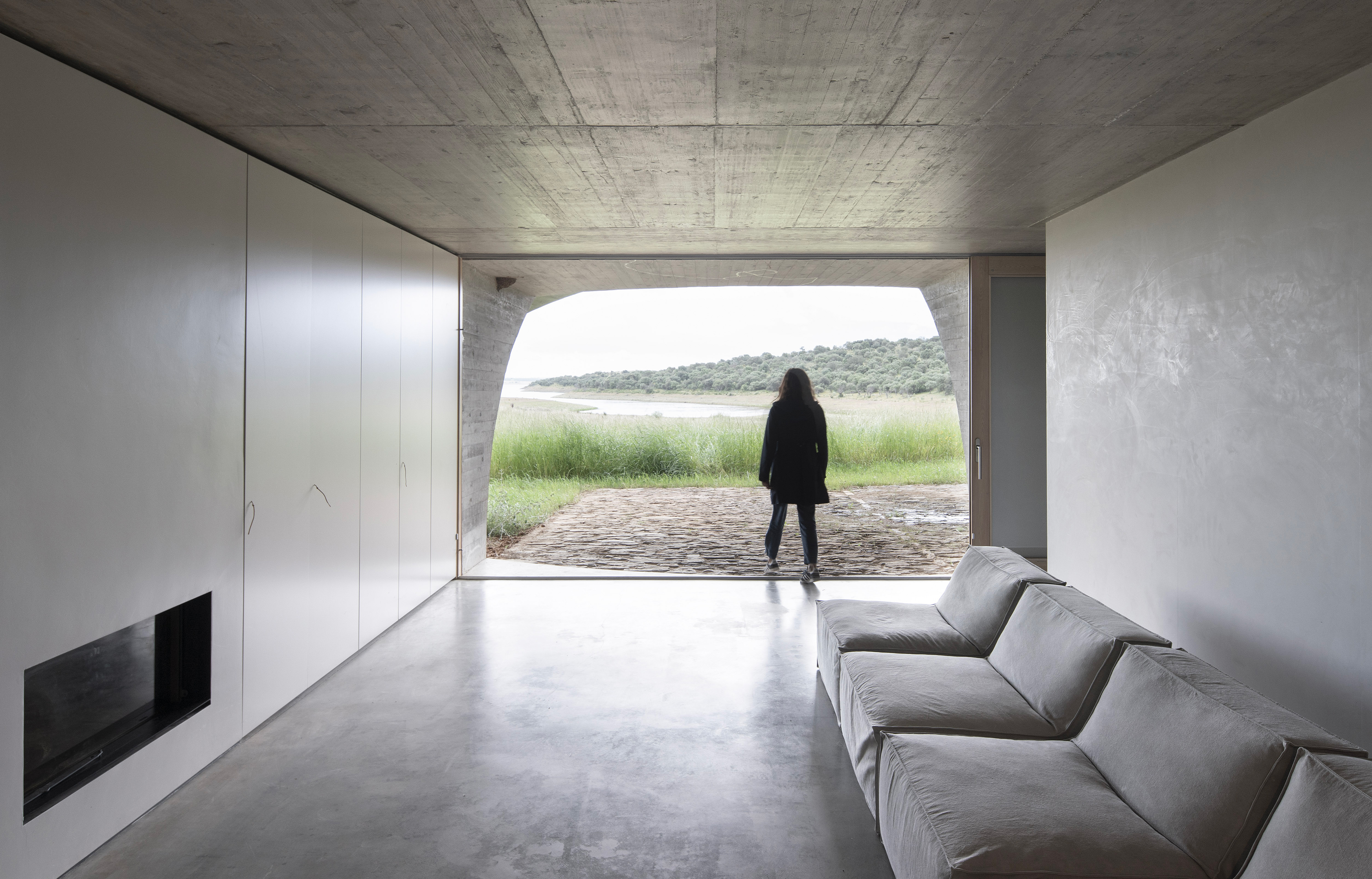 La Casa na Terra, située dans la région de l’Alentejo, au Portugal, imaginée par l’architecte Manuel Aires Mateus - IDEAT