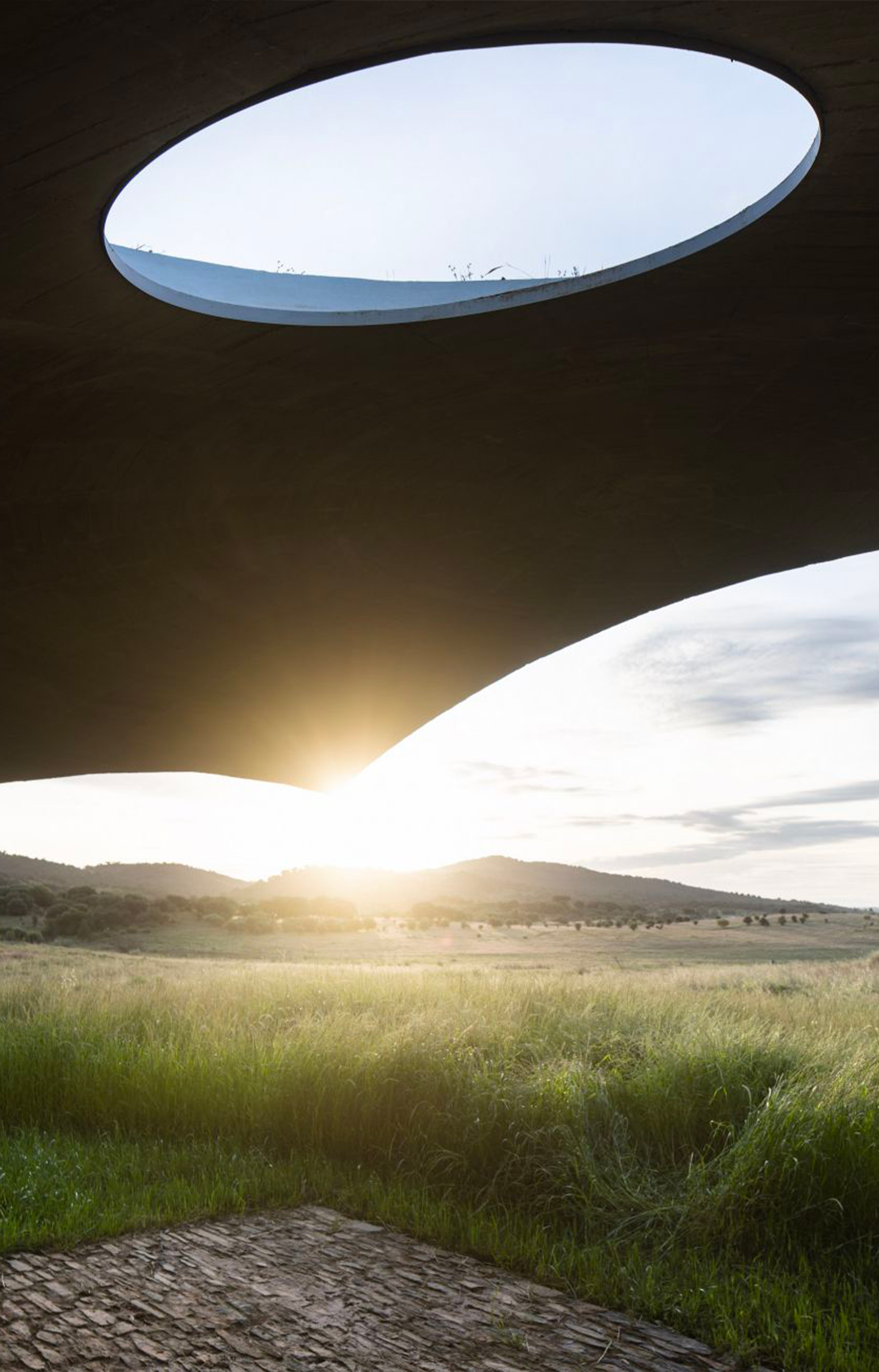La Casa na Terra, située dans la région de l’Alentejo, au Portugal, imaginée par l’architecte Manuel Aires Mateus - IDEAT
