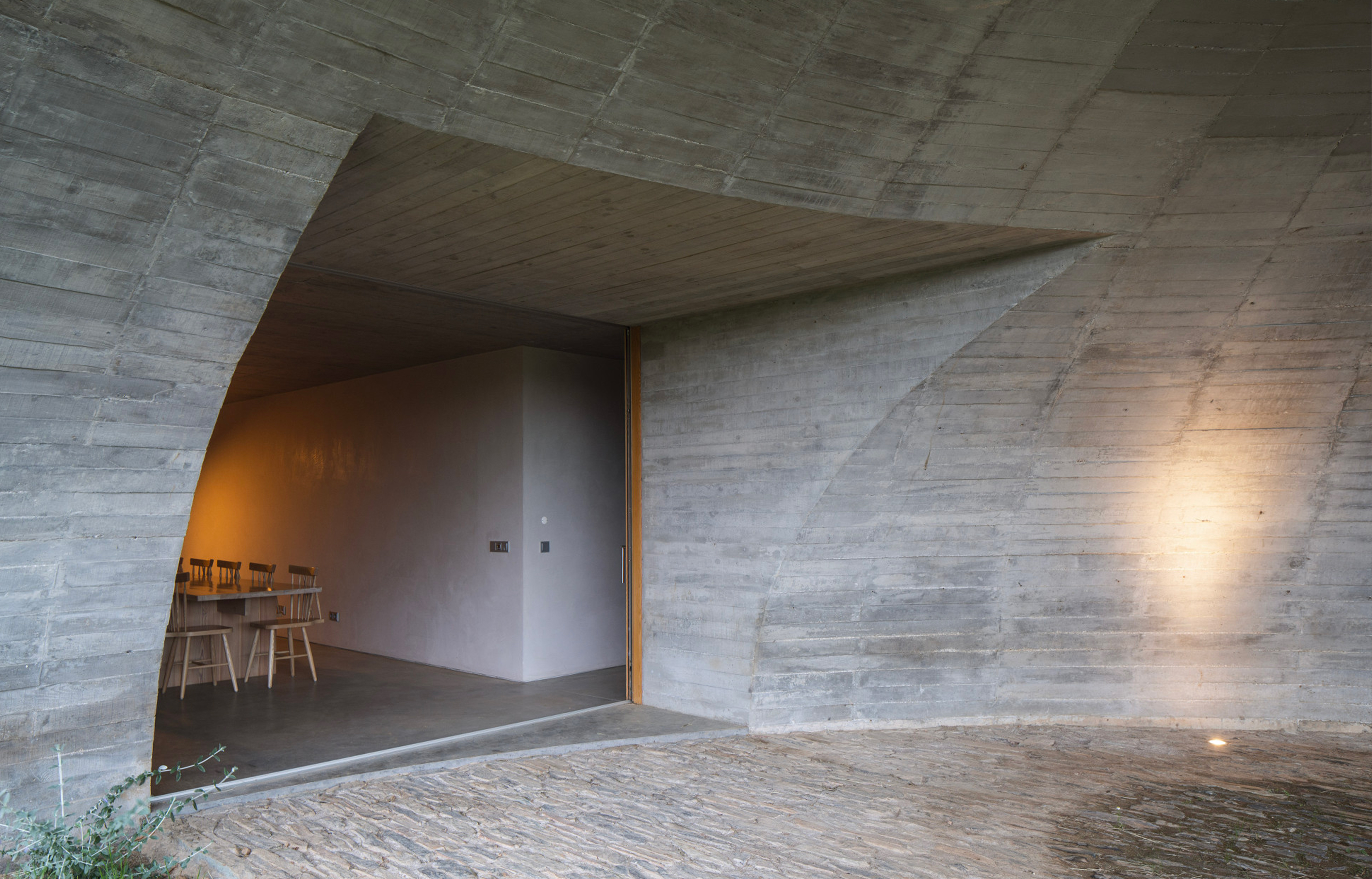 La Casa na Terra, située dans la région de l’Alentejo, au Portugal, imaginée par l’architecte Manuel Aires Mateus - IDEAT