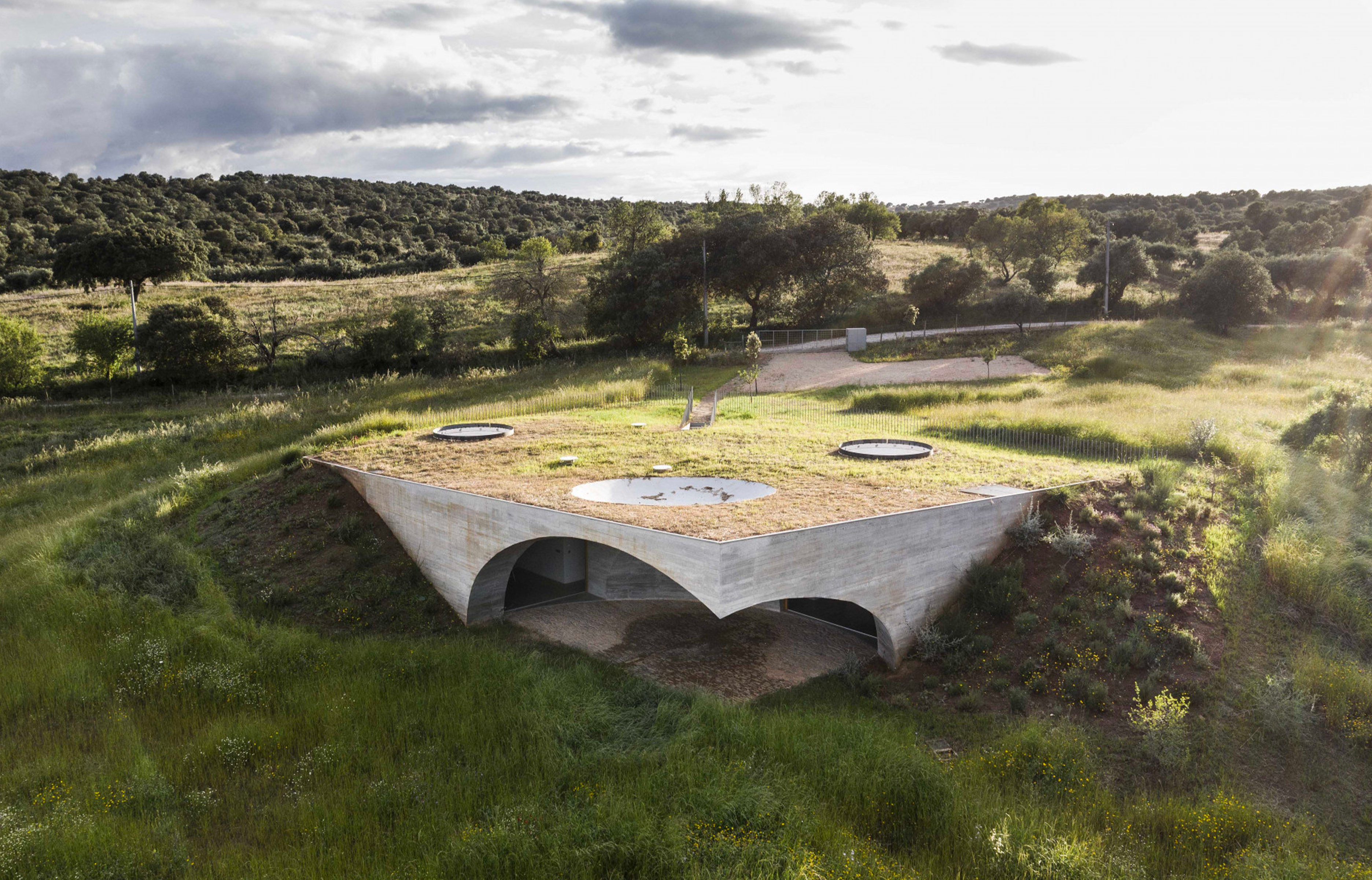 La Casa na Terra, située dans la région de l’Alentejo, au Portugal, imaginée par l’architecte Manuel Aires Mateus - IDEAT
