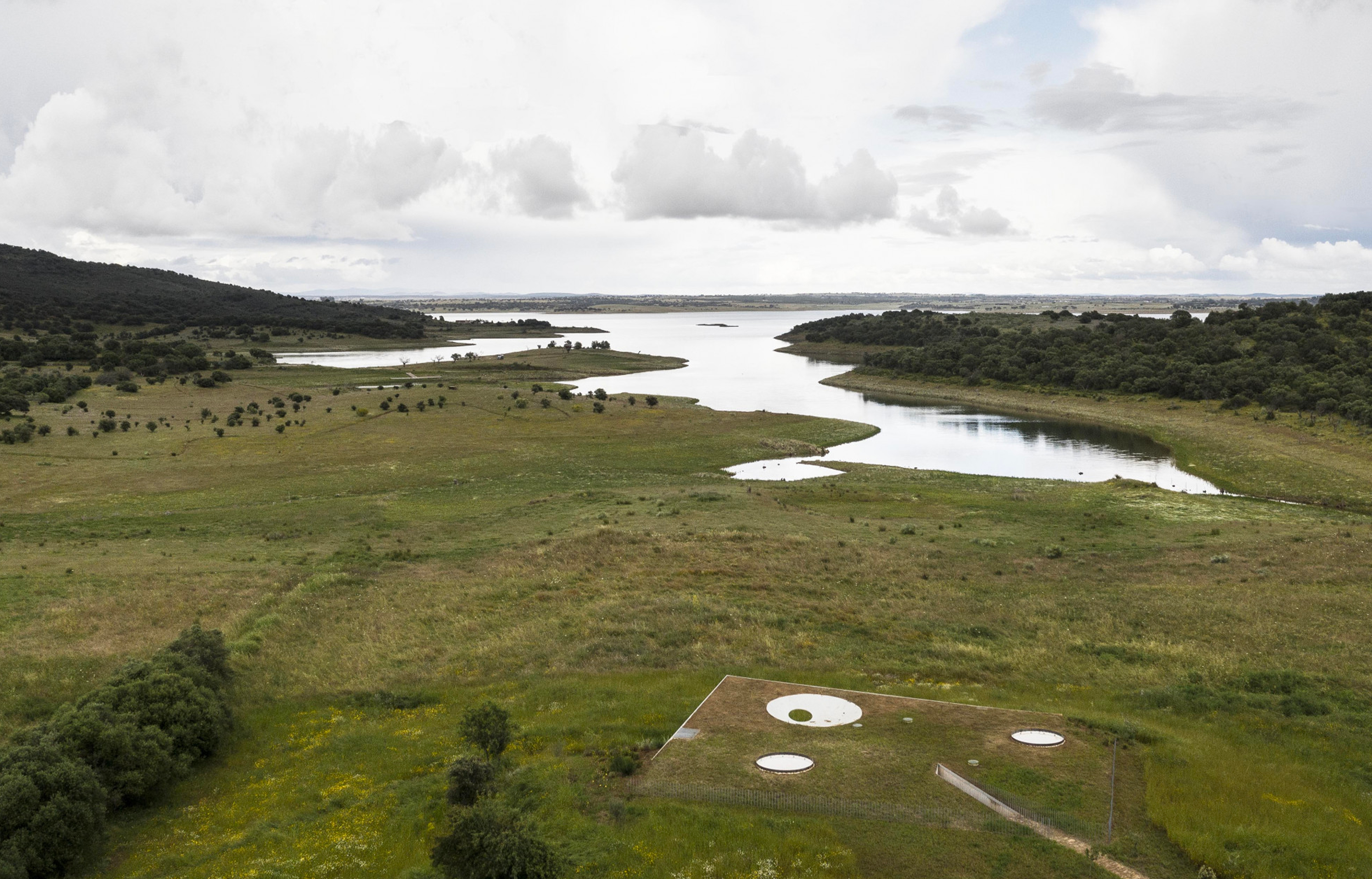 La Casa na Terra, située dans la région de l’Alentejo, au Portugal, imaginée par l’architecte Manuel Aires Mateus - IDEAT
