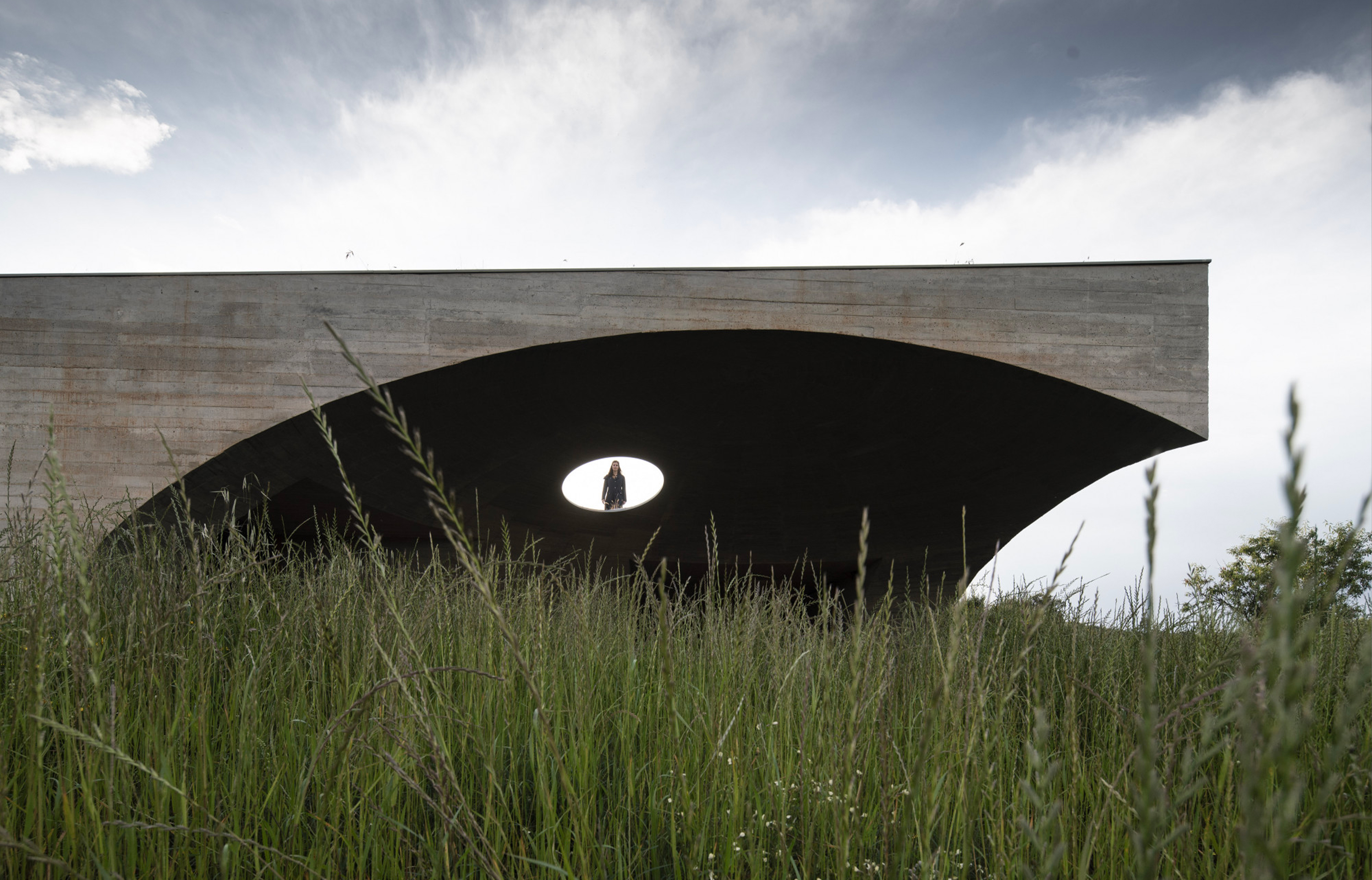 La Casa na Terra, située dans la région de l’Alentejo, au Portugal, imaginée par l’architecte Manuel Aires Mateus - IDEAT
