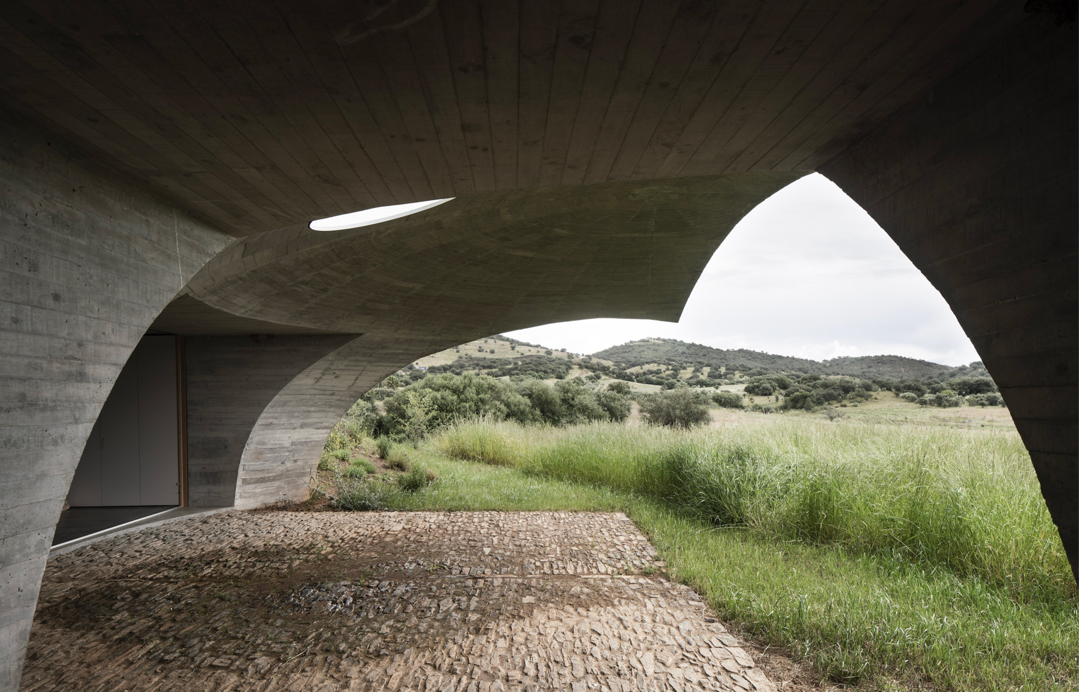 La Casa na Terra, située dans la région de l’Alentejo, au Portugal, imaginée par l’architecte Manuel Aires Mateus - IDEAT