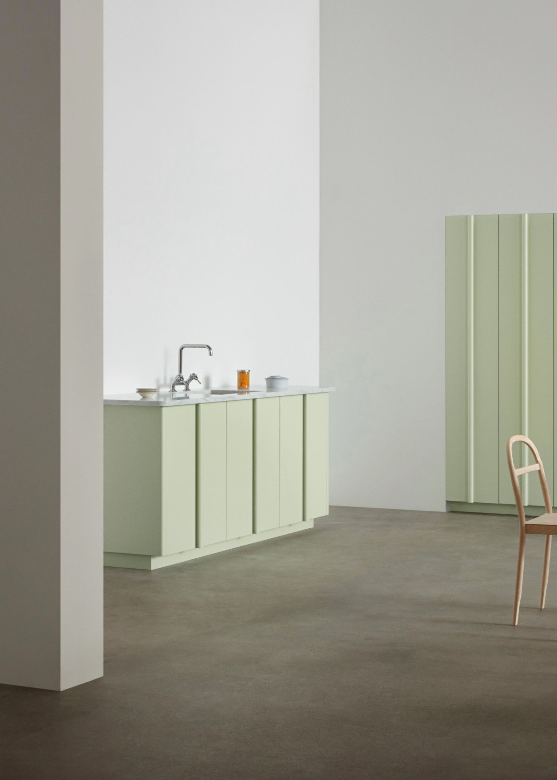 À la fois élégante et apaisante, la couleur verte se retrouve dans les cuisines ultramodernes comme les plus classiques, des rangements jusqu’aux pianos de cuisson. Évoquant la nature, le vert se décline du pistache au kaki en passant par l’amande. Un choix de bon ton