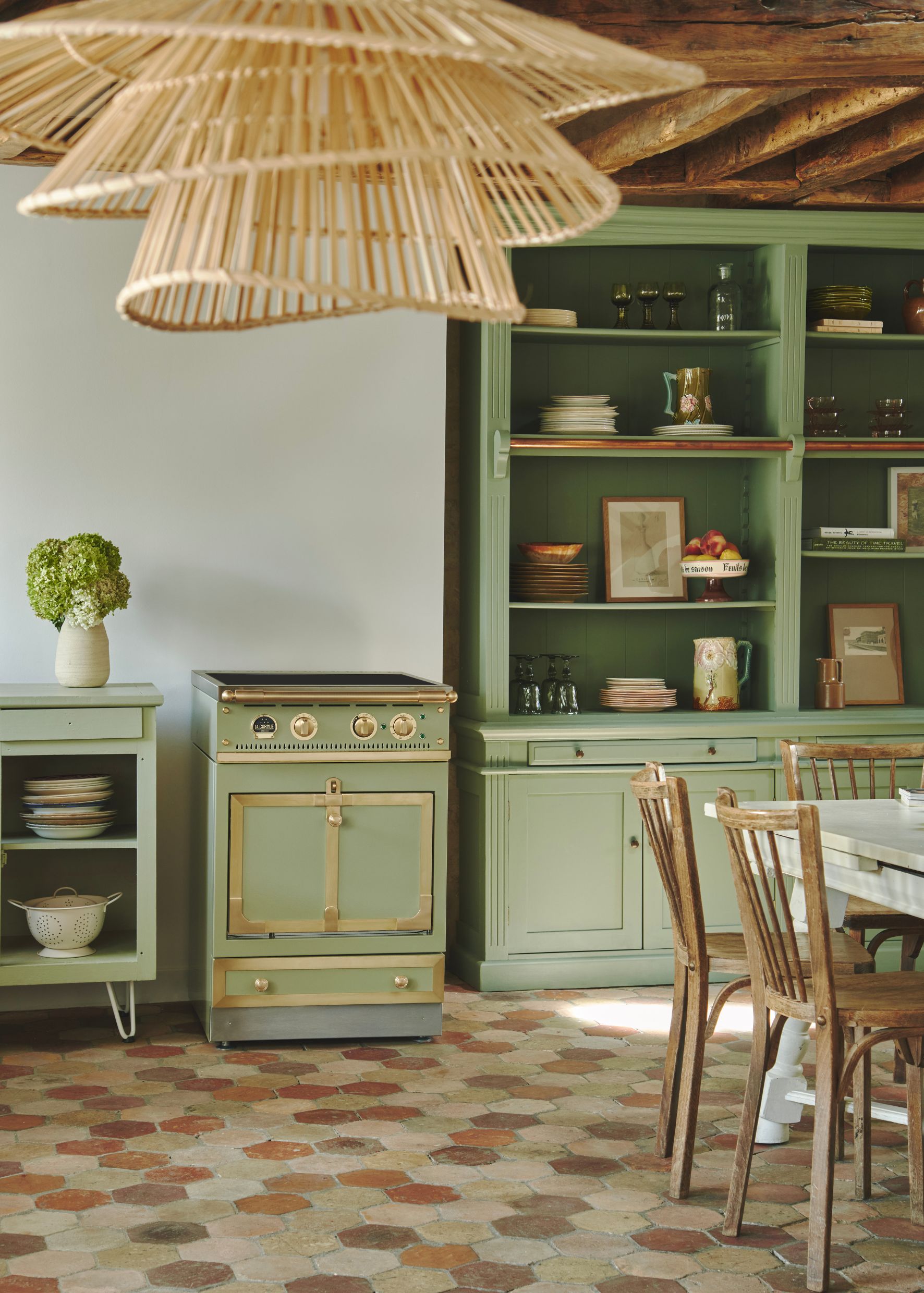 À la fois élégante et apaisante, la couleur verte se retrouve dans les cuisines ultramodernes comme les plus classiques, des rangements jusqu’aux pianos de cuisson. Évoquant la nature, le vert se décline du pistache au kaki en passant par l’amande. Un choix de bon ton