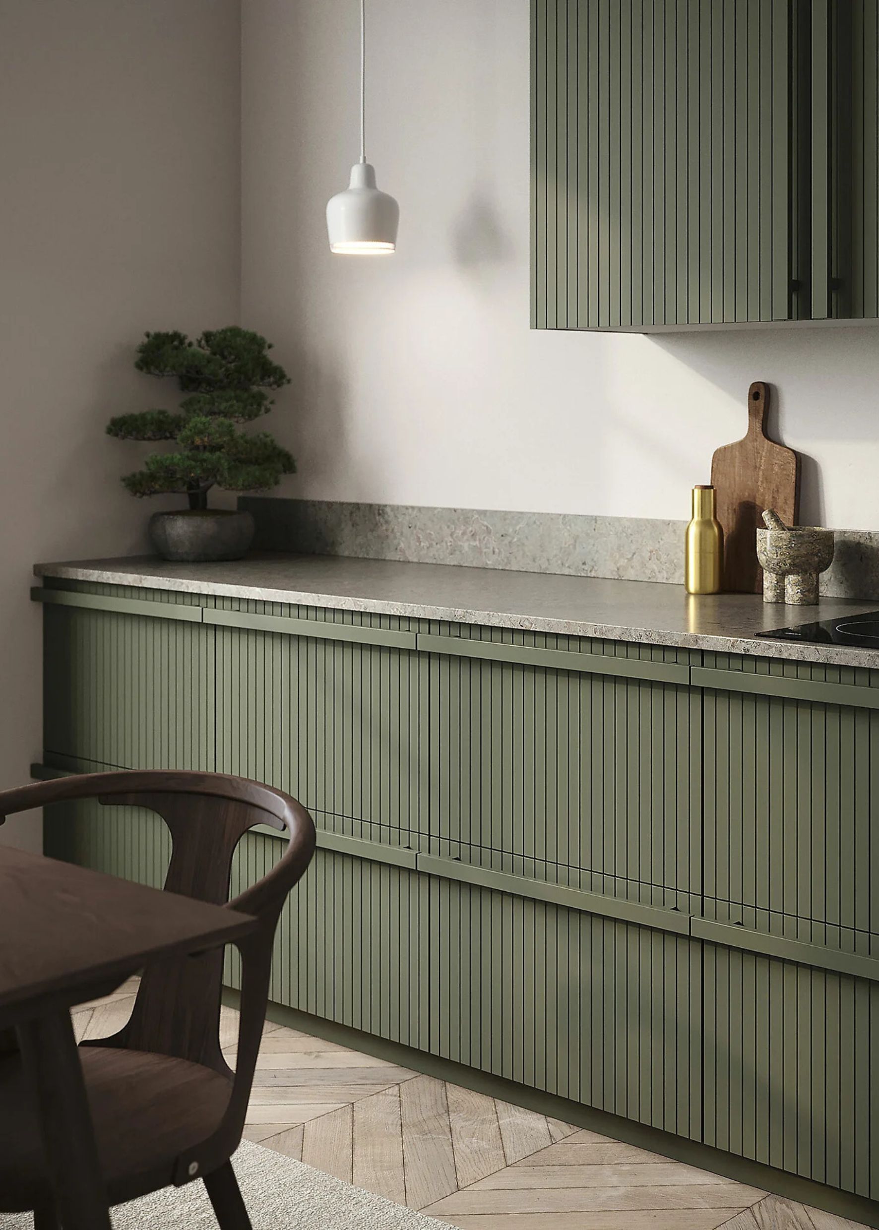 À la fois élégante et apaisante, la couleur verte se retrouve dans les cuisines ultramodernes comme les plus classiques, des rangements jusqu’aux pianos de cuisson. Évoquant la nature, le vert se décline du pistache au kaki en passant par l’amande. Un choix de bon ton
