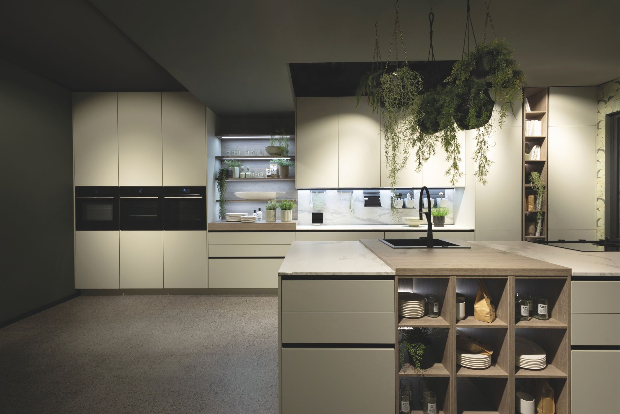 À la fois élégante et apaisante, la couleur verte se retrouve dans les cuisines ultramodernes comme les plus classiques, des rangements jusqu’aux pianos de cuisson. Évoquant la nature, le vert se décline du pistache au kaki en passant par l’amande. Un choix de bon ton