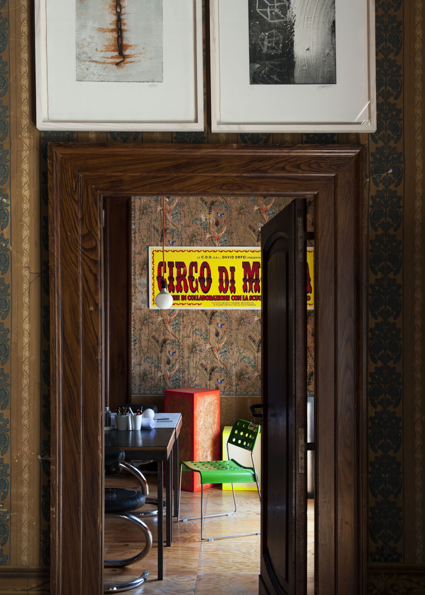 L’architecte Antonio G. Martiniello habite, travaille et reçoit depuis vingt ans dans un appartement situé dans un palais du XVIIe siècle. Le propriétaire y a semé de l’art et du design contemporains qui dynamisent ce lieu chargé d’histoire