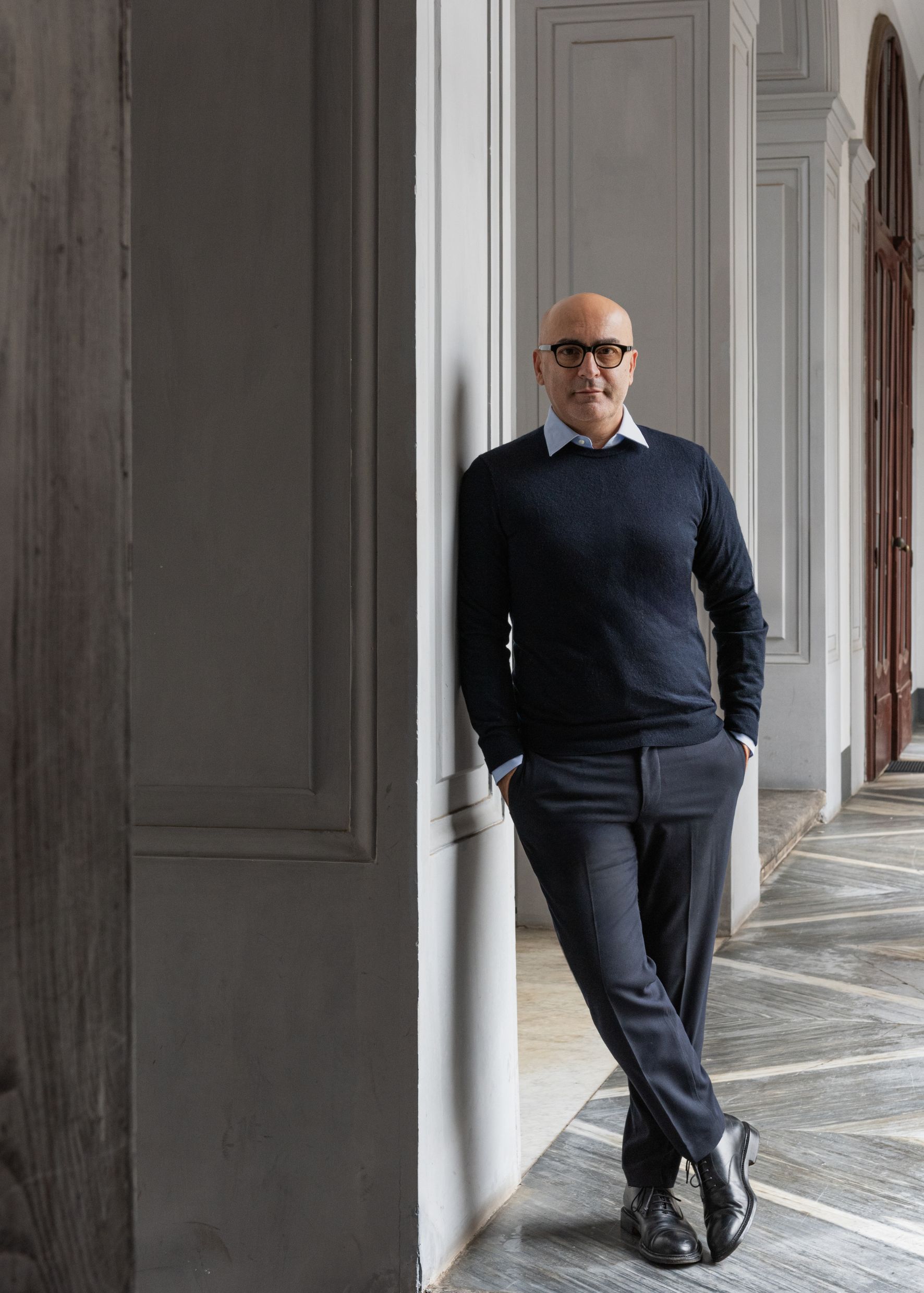 L’architecte Antonio G. Martiniello habite, travaille et reçoit depuis vingt ans dans un appartement situé dans un palais du XVIIe siècle. Le propriétaire y a semé de l’art et du design contemporains qui dynamisent ce lieu chargé d’histoire