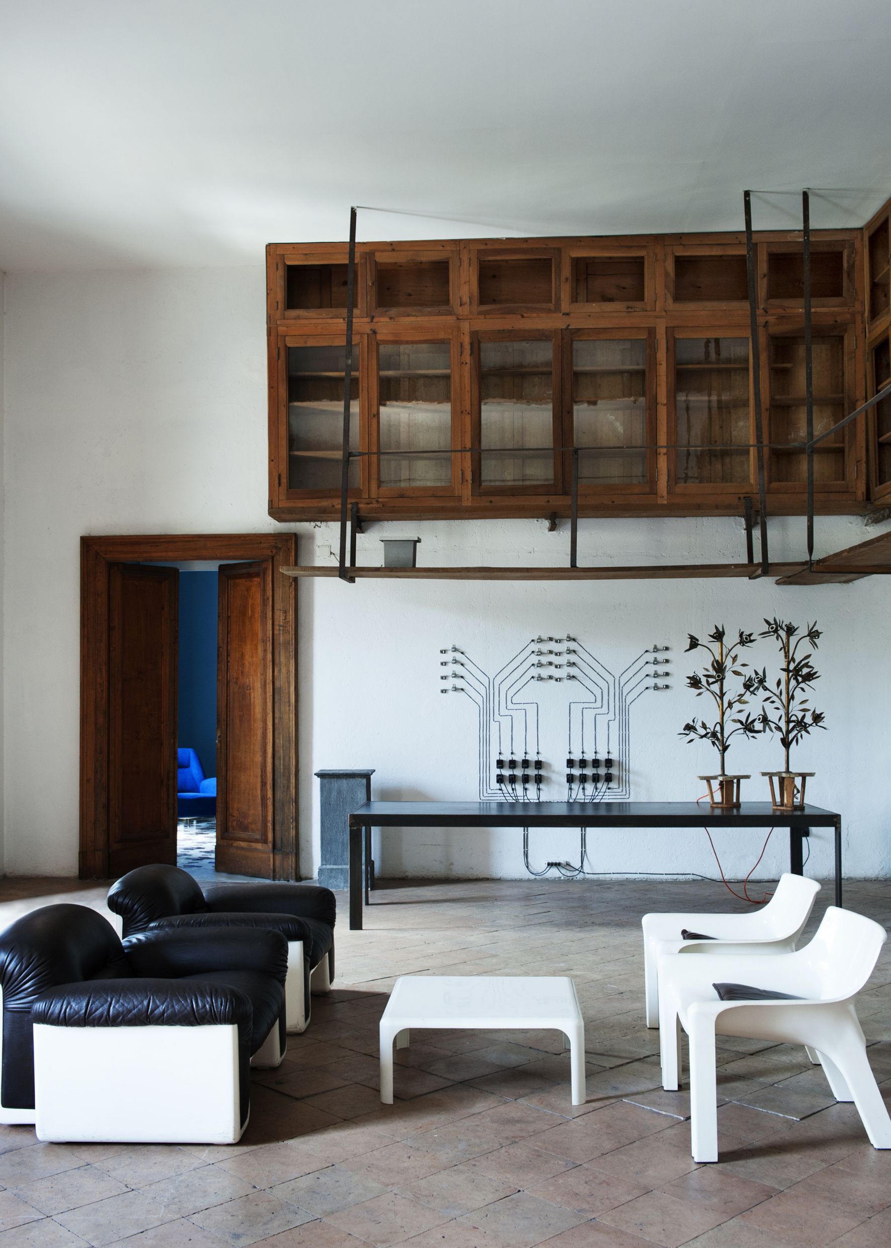 L’architecte Antonio G. Martiniello habite, travaille et reçoit depuis vingt ans dans un appartement situé dans un palais du XVIIe siècle. Le propriétaire y a semé de l’art et du design contemporains qui dynamisent ce lieu chargé d’histoire