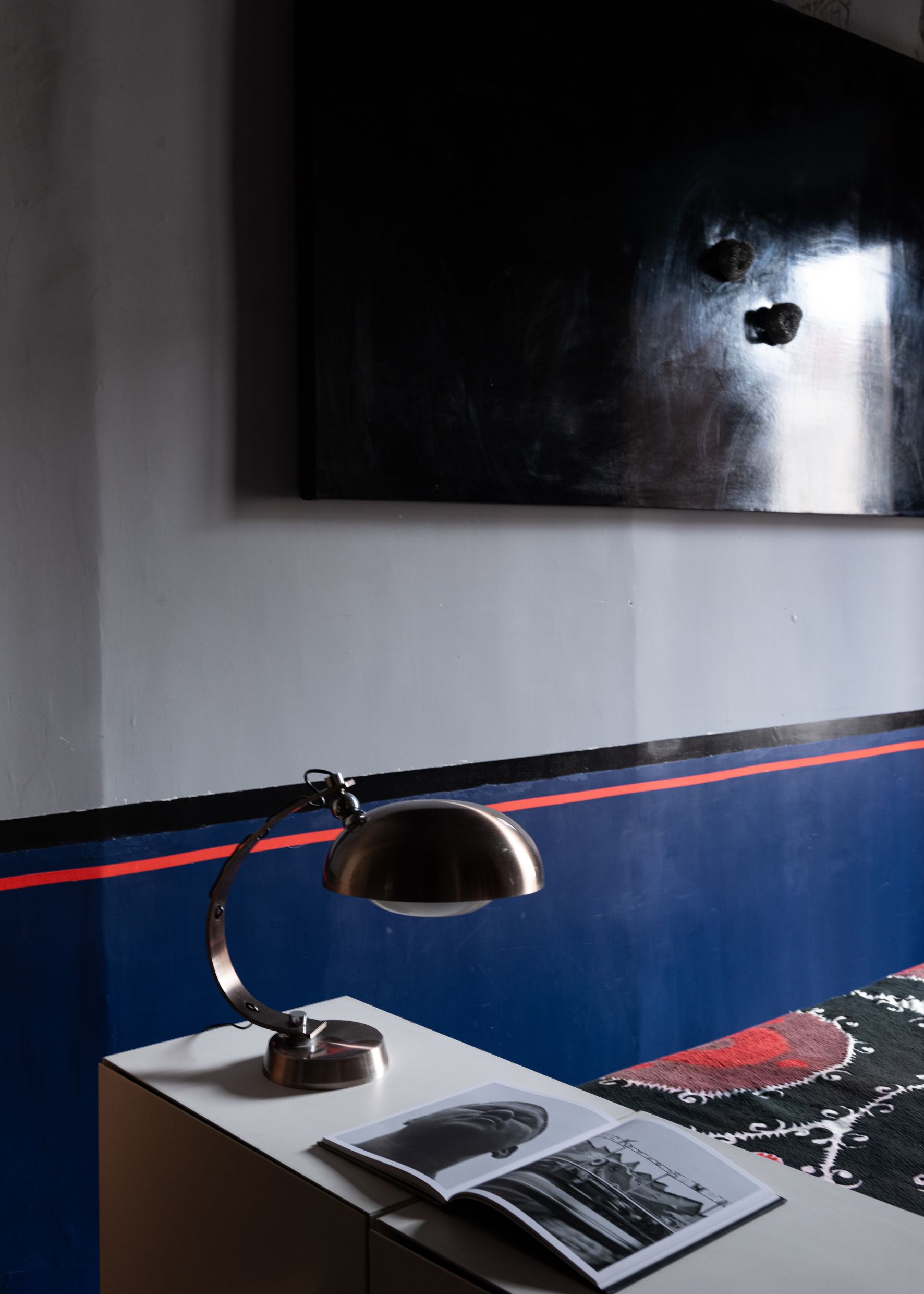 L’architecte Antonio G. Martiniello habite, travaille et reçoit depuis vingt ans dans un appartement situé dans un palais du XVIIe siècle. Le propriétaire y a semé de l’art et du design contemporains qui dynamisent ce lieu chargé d’histoire