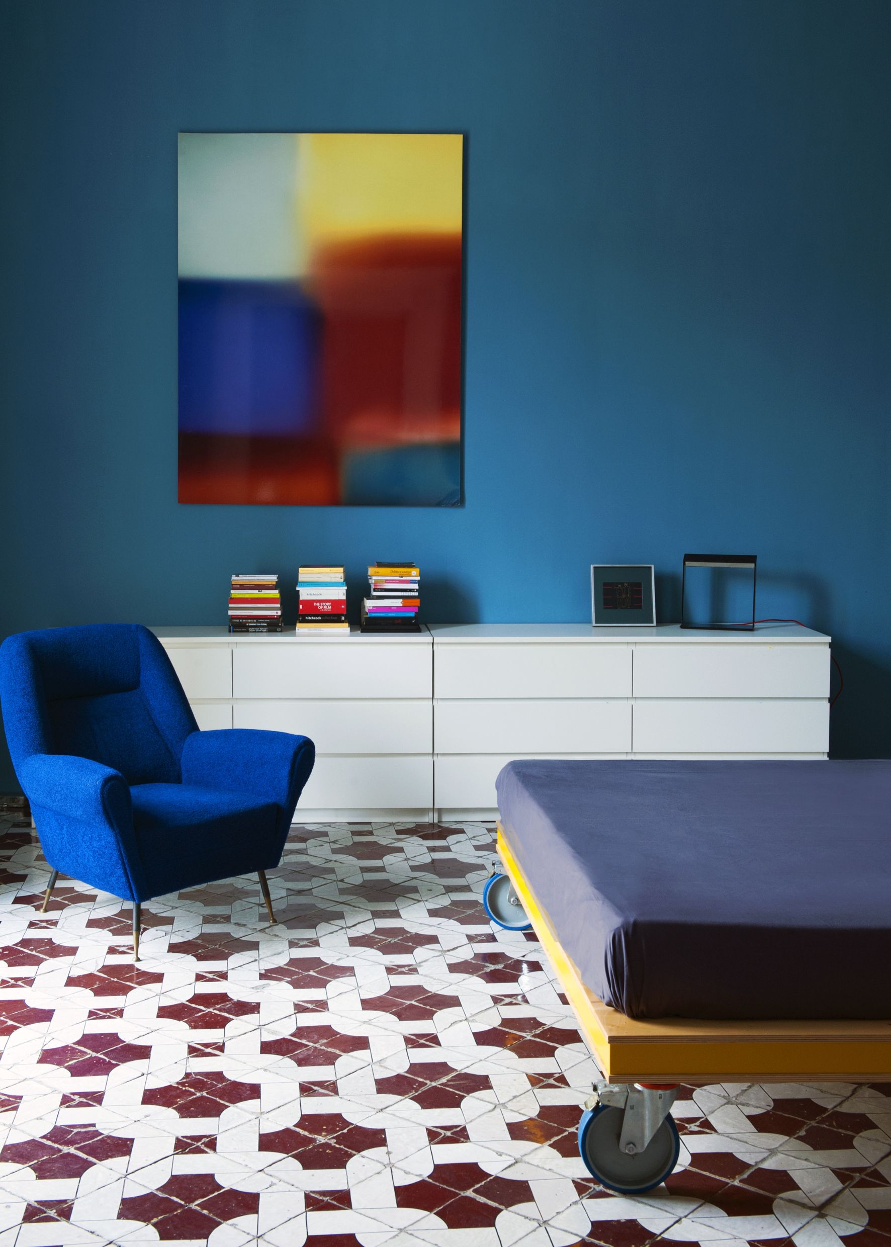 L’architecte Antonio G. Martiniello habite, travaille et reçoit depuis vingt ans dans un appartement situé dans un palais du XVIIe siècle. Le propriétaire y a semé de l’art et du design contemporains qui dynamisent ce lieu chargé d’histoire