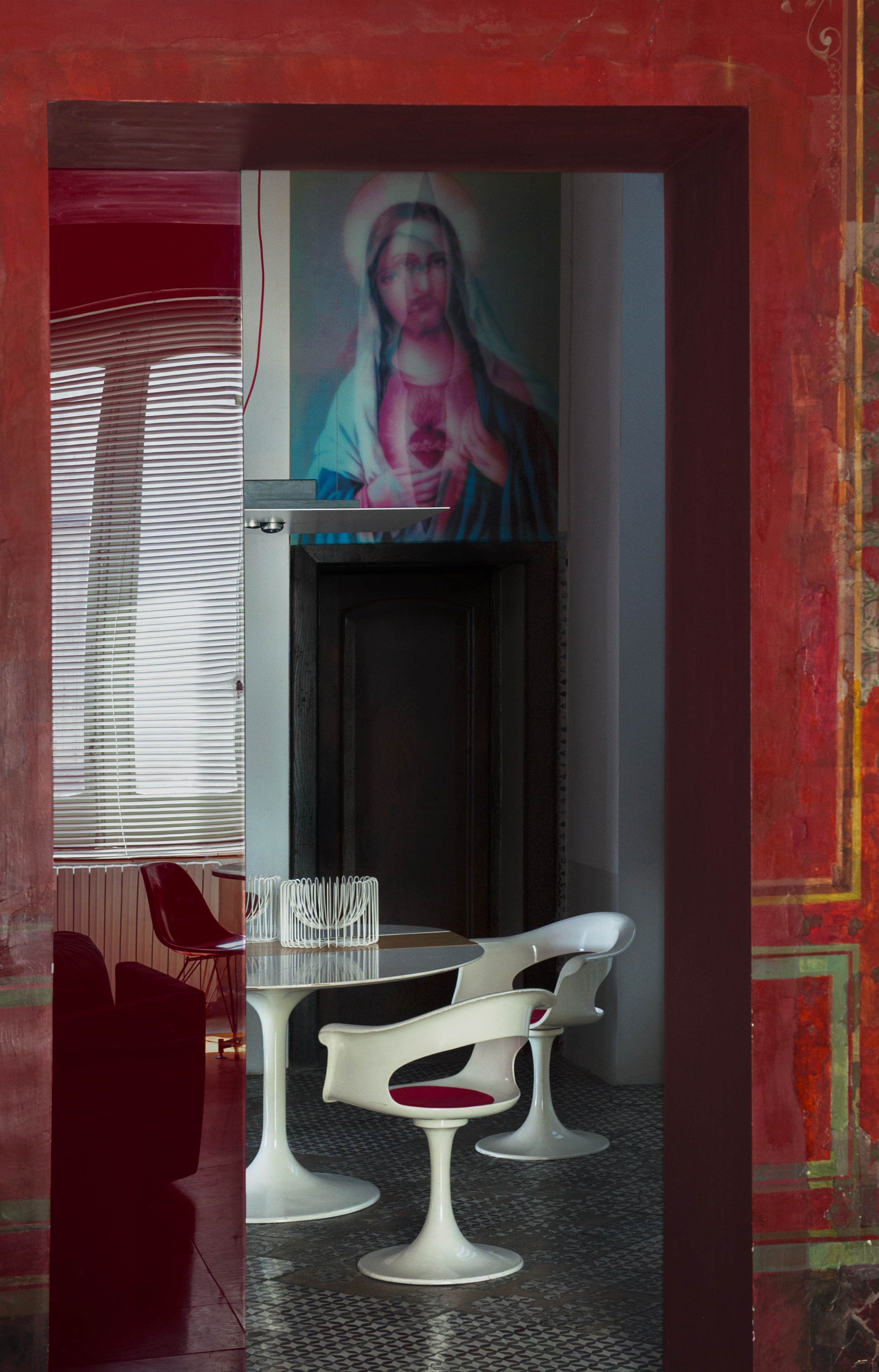 Martiniello habite, travaille et reçoit depuis vingt ans dans un appartement situé dans un palais du XVIIe siècle. Le propriétaire y a semé de l’art et du design contemporains qui dynamisent ce lieu chargé d’histoire