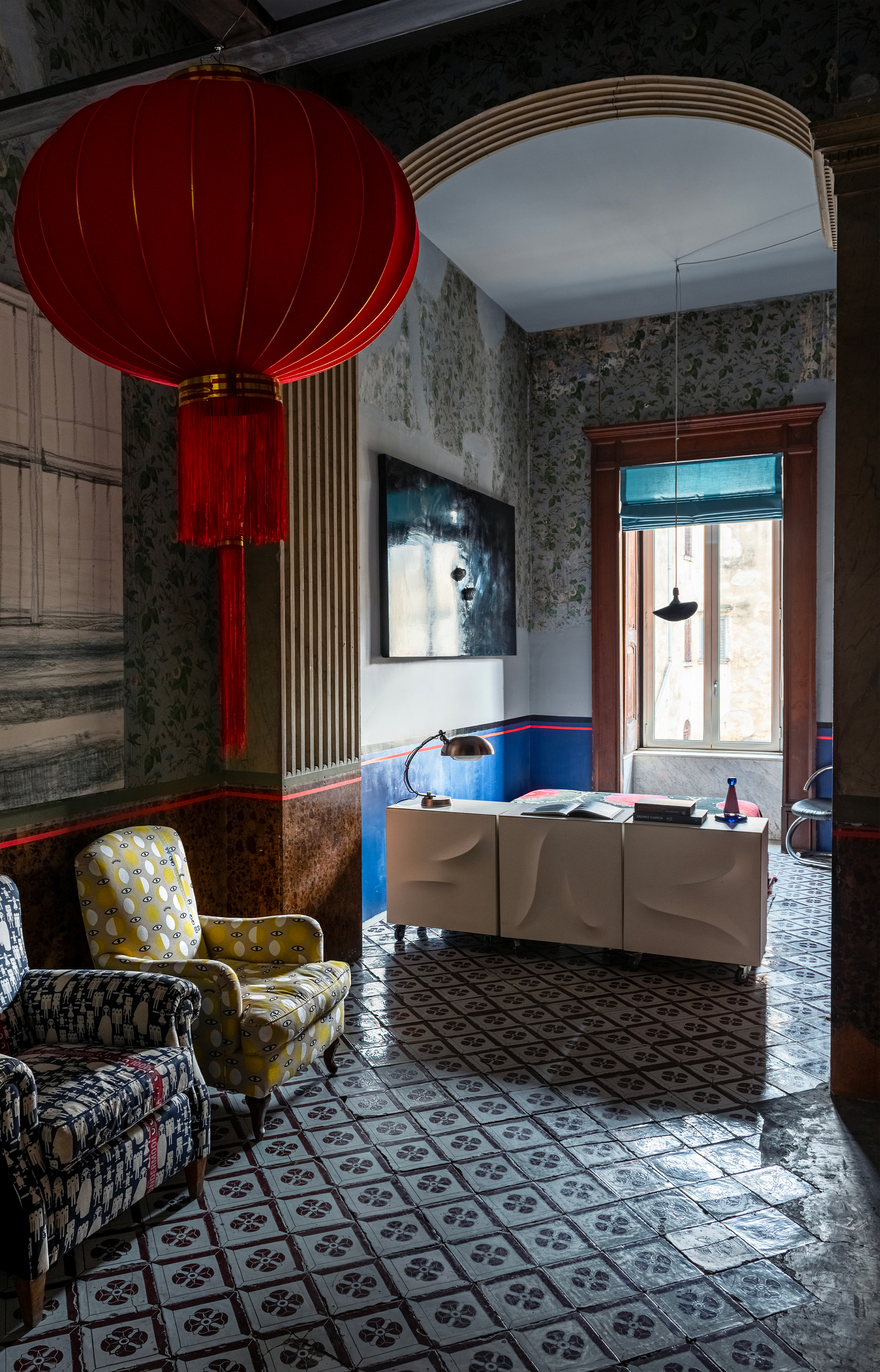 Martiniello habite, travaille et reçoit depuis vingt ans dans un appartement situé dans un palais du XVIIe siècle. Le propriétaire y a semé de l’art et du design contemporains qui dynamisent ce lieu chargé d’histoire