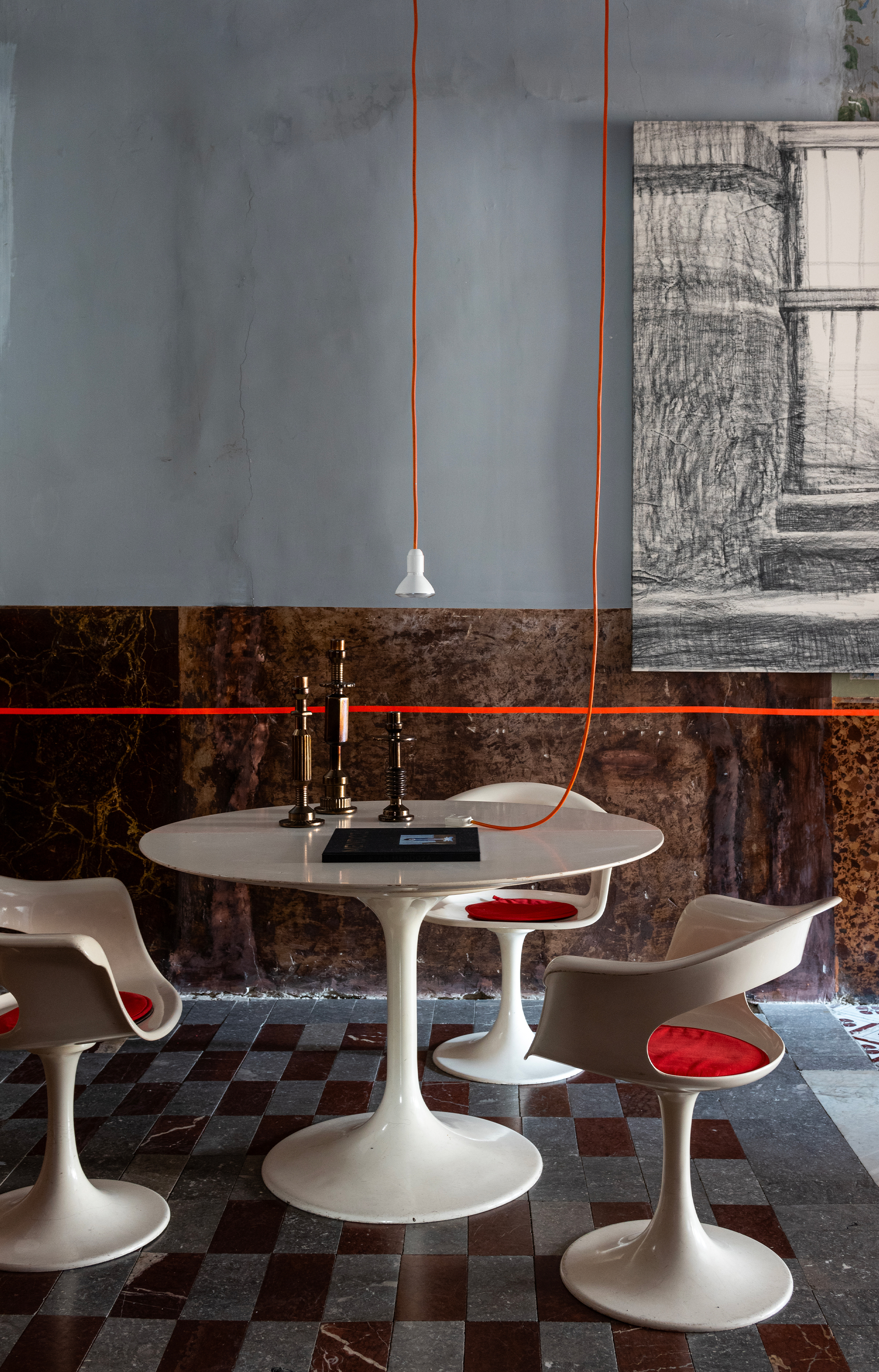 Martiniello habite, travaille et reçoit depuis vingt ans dans un appartement situé dans un palais du XVIIe siècle. Le propriétaire y a semé de l’art et du design contemporains qui dynamisent ce lieu chargé d’histoire