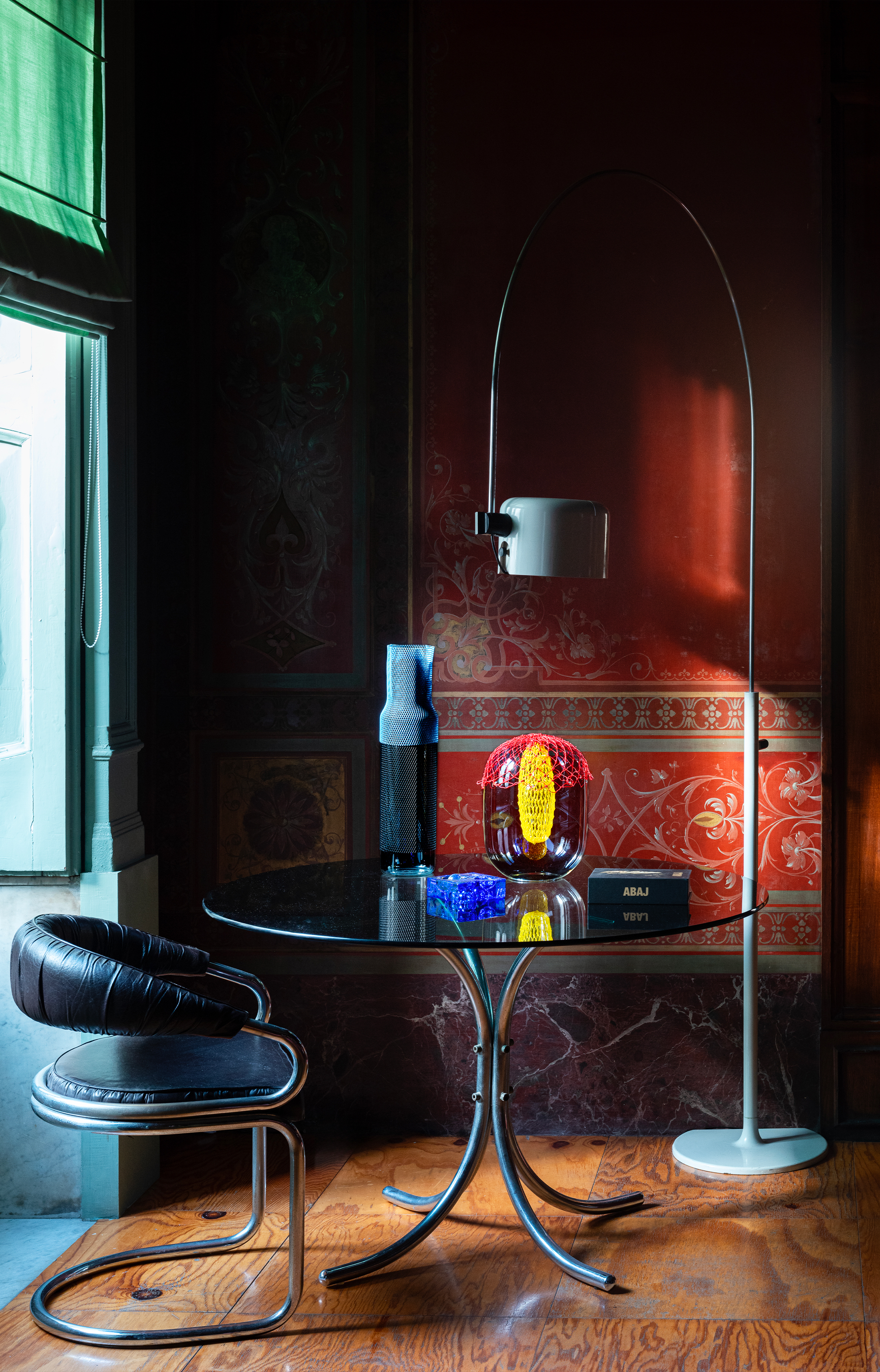 Martiniello habite, travaille et reçoit depuis vingt ans dans un appartement situé dans un palais du XVIIe siècle. Le propriétaire y a semé de l’art et du design contemporains qui dynamisent ce lieu chargé d’histoire