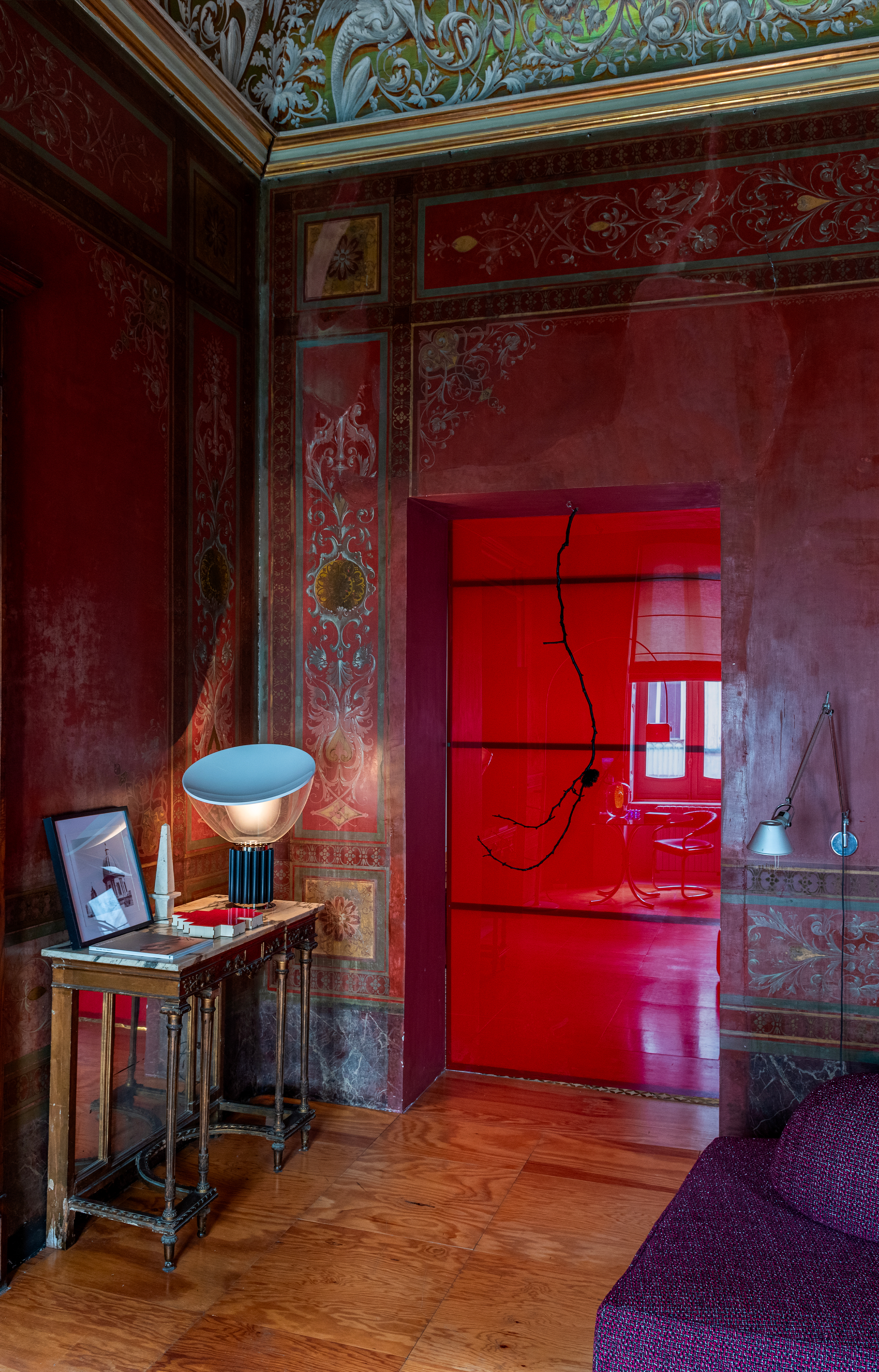 Martiniello habite, travaille et reçoit depuis vingt ans dans un appartement situé dans un palais du XVIIe siècle. Le propriétaire y a semé de l’art et du design contemporains qui dynamisent ce lieu chargé d’histoire