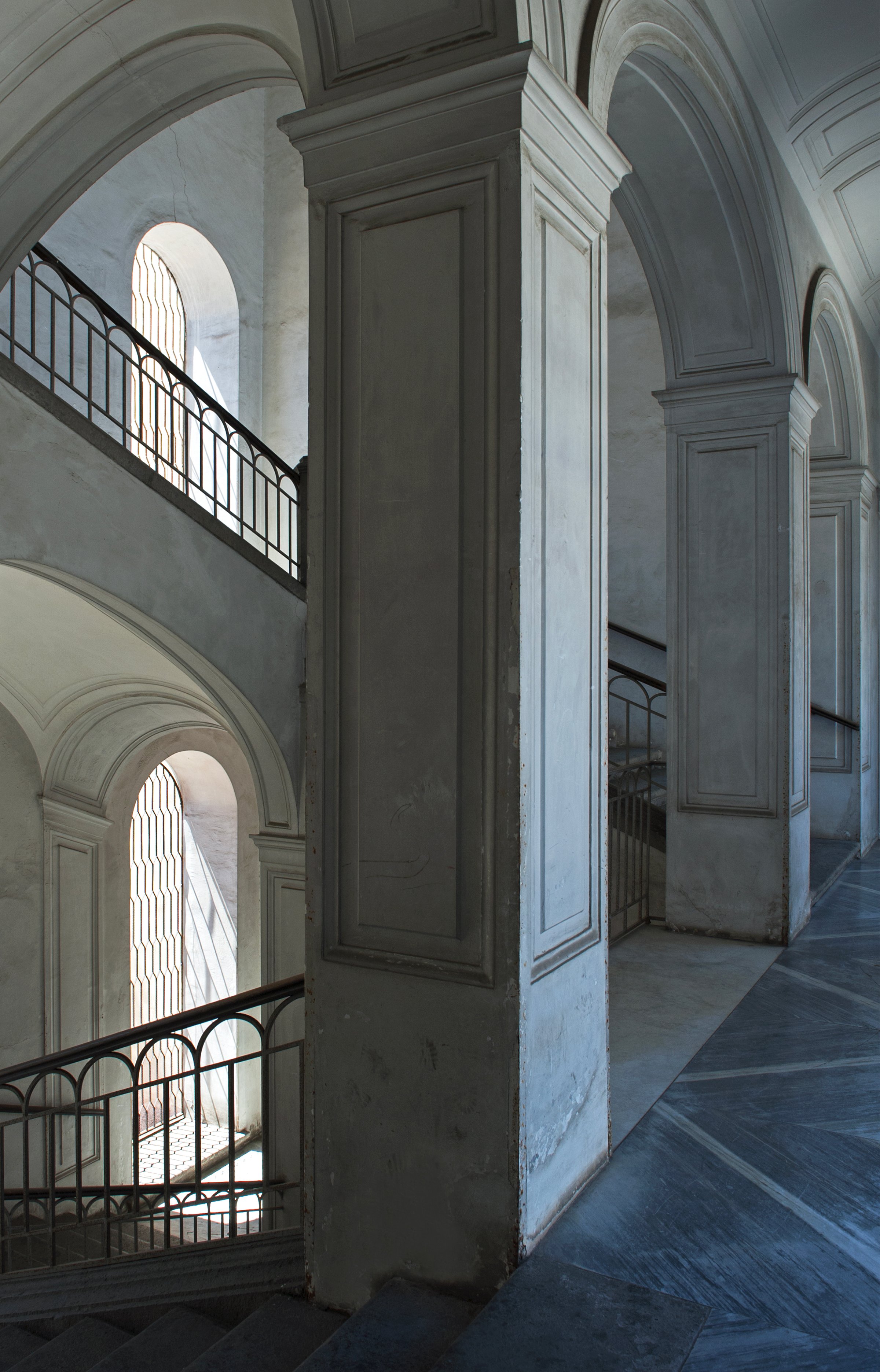 Martiniello habite, travaille et reçoit depuis vingt ans dans un appartement situé dans un palais du XVIIe siècle. Le propriétaire y a semé de l’art et du design contemporains qui dynamisent ce lieu chargé d’histoire
