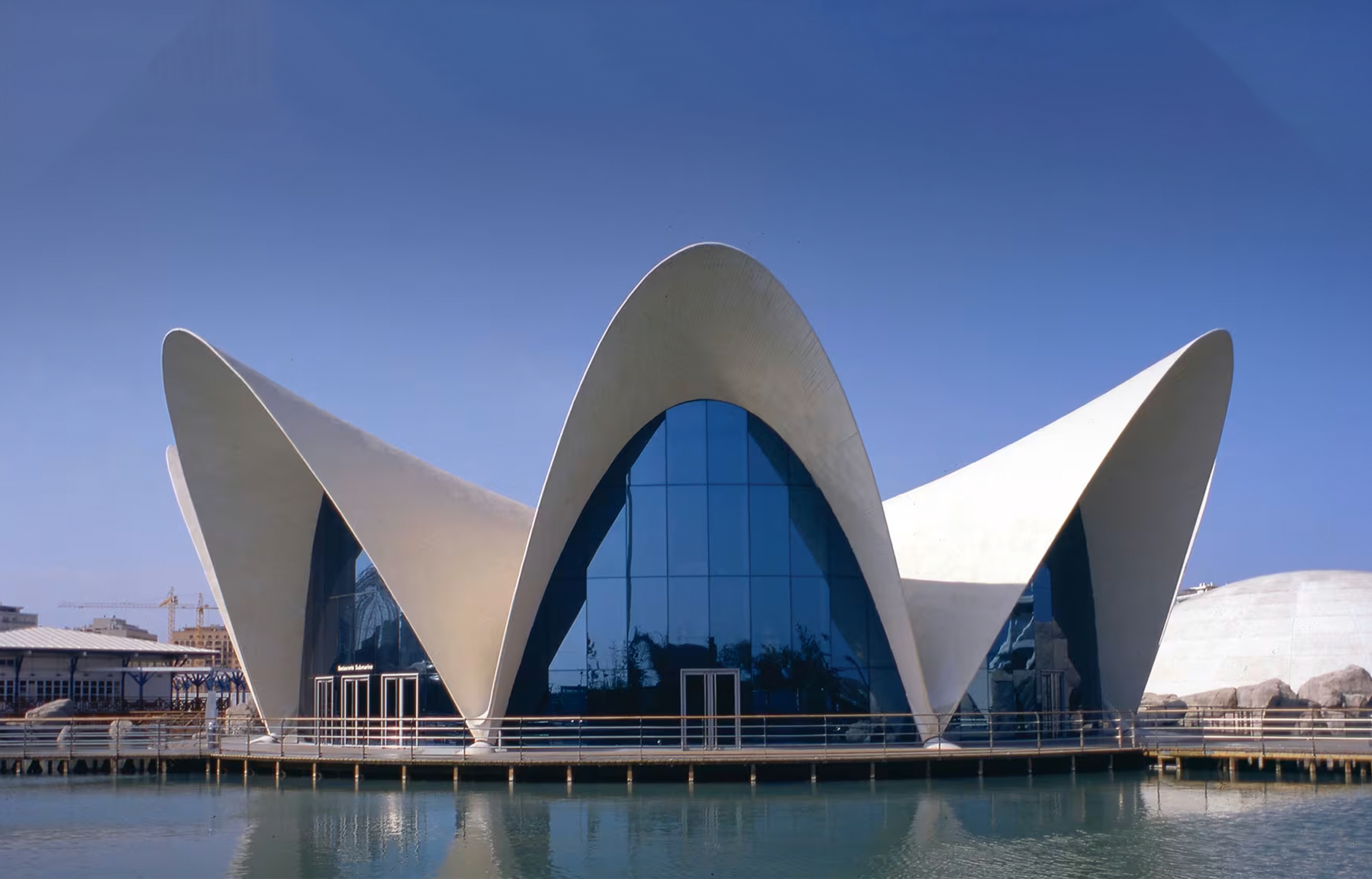 Le pouvoir du blanc en architecture : 5 icônes sculpturales à travers le monde