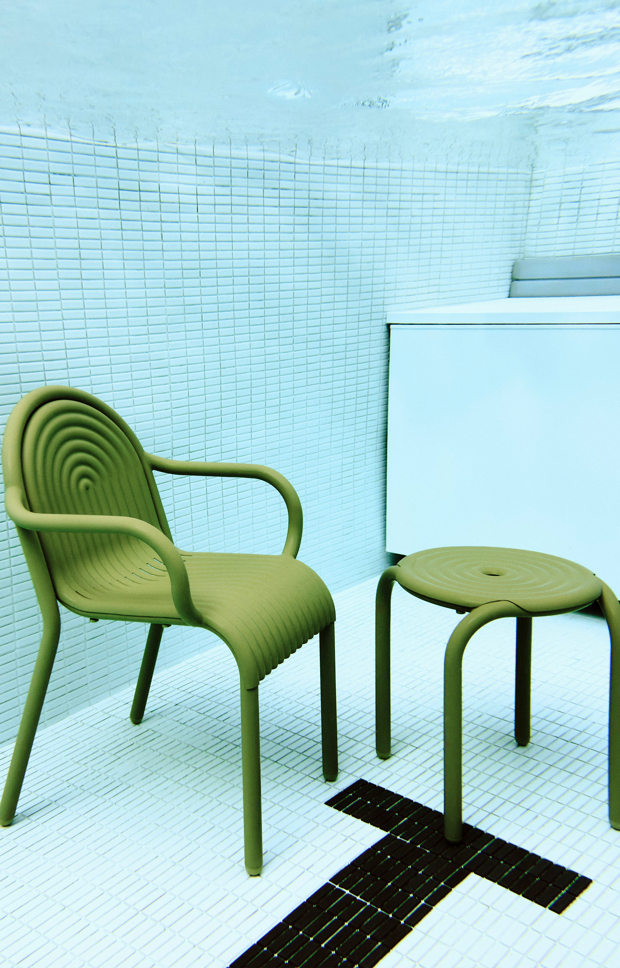 Bonne nouvelle pour les fans de Tom Dixon : le célèbre designer anglais signe sa première collection de mobilier d’extérieur. Réalisée en aluminium, « Groove » a nécessité dix ans de recherche pour un résultat inspiré des lignes de l’Art déco. Best-seller en vue