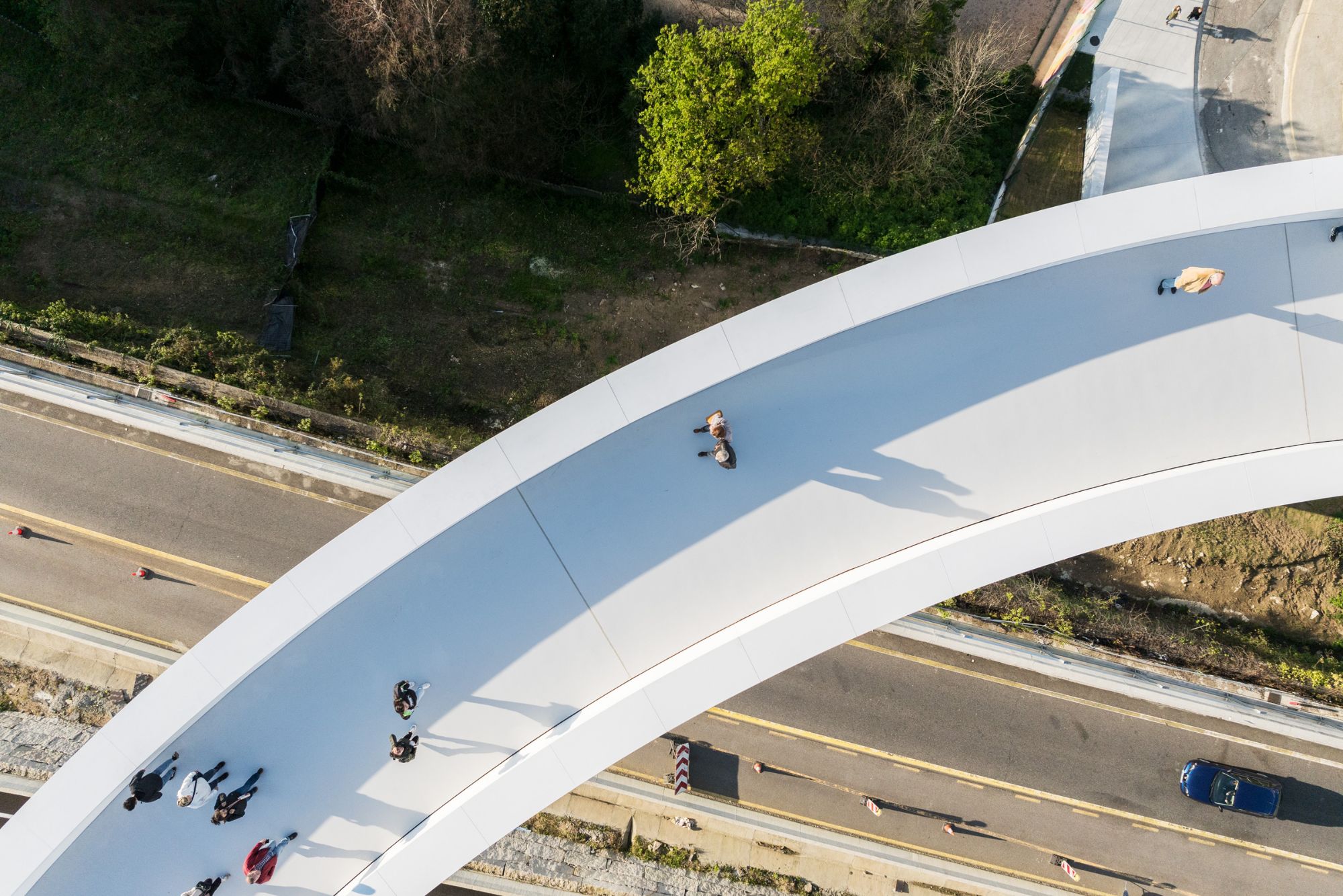 À Vigo, en Espagne, l’édification d’un ascenseur urbain doublé d’une passerelle vient compléter le dispositif du nouveau terminal intermodal de la ville. Baptisé Halo, cet équipement public a vu le jour grâce au savoir-faire du fabricant de carrelage Porcelanosa