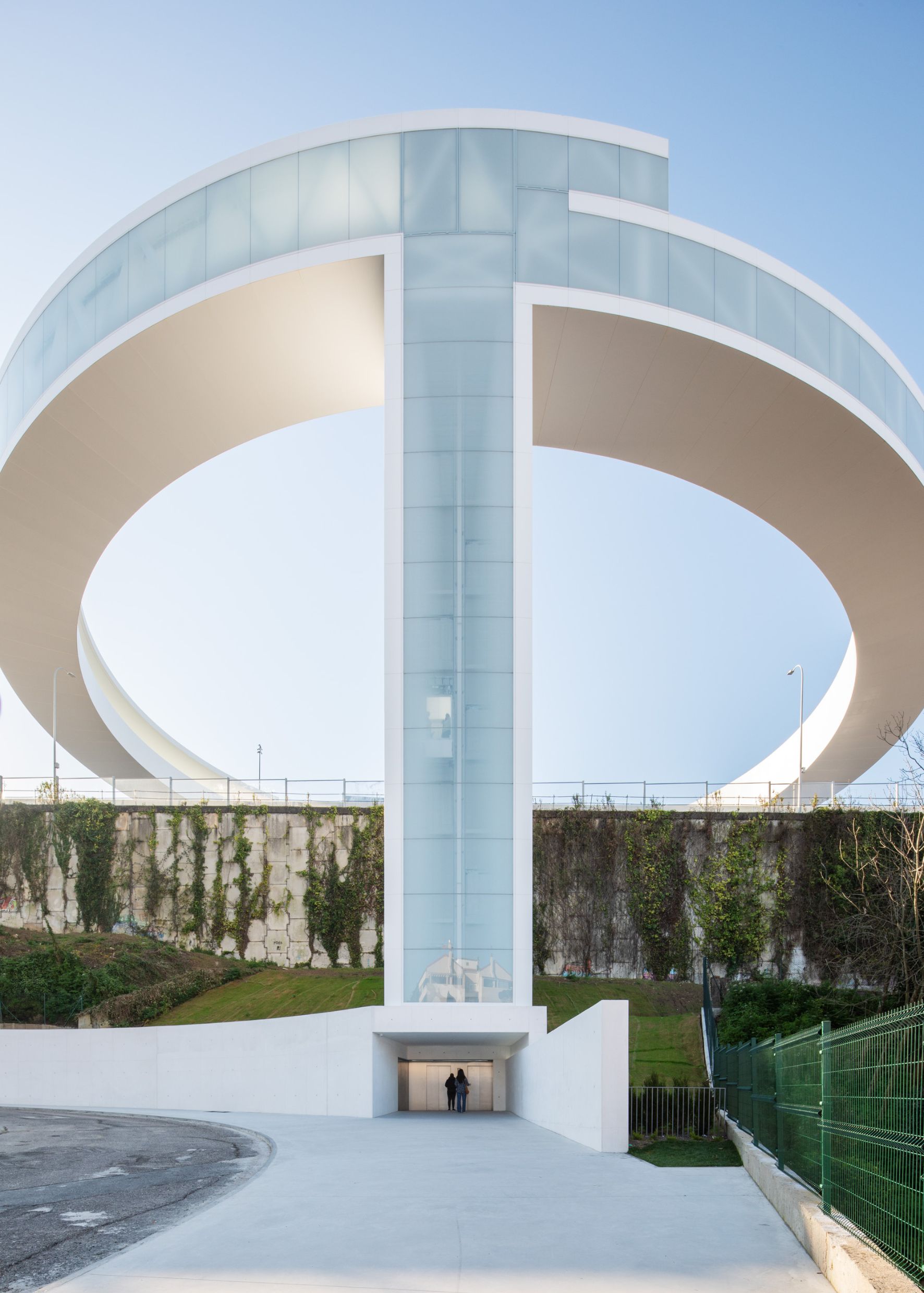 À Vigo, en Espagne, l’édification d’un ascenseur urbain doublé d’une passerelle vient compléter le dispositif du nouveau terminal intermodal de la ville. Baptisé Halo, cet équipement public a vu le jour grâce au savoir-faire du fabricant de carrelage Porcelanosa