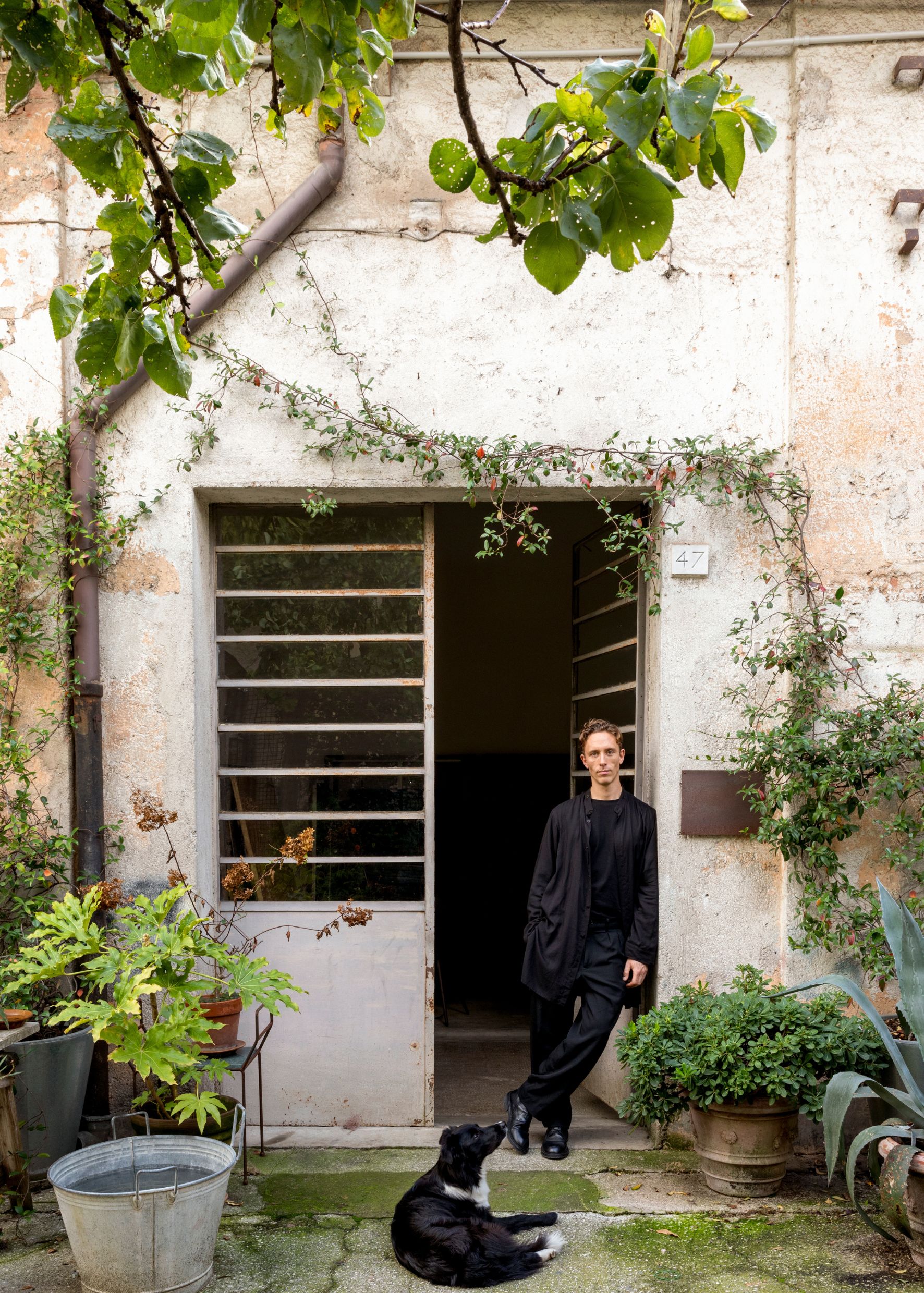 Dans sa maison-atelier, Leonardo Anker Vandal exprime son intérêt pour l’art en général, et pour l’art brut en particulier