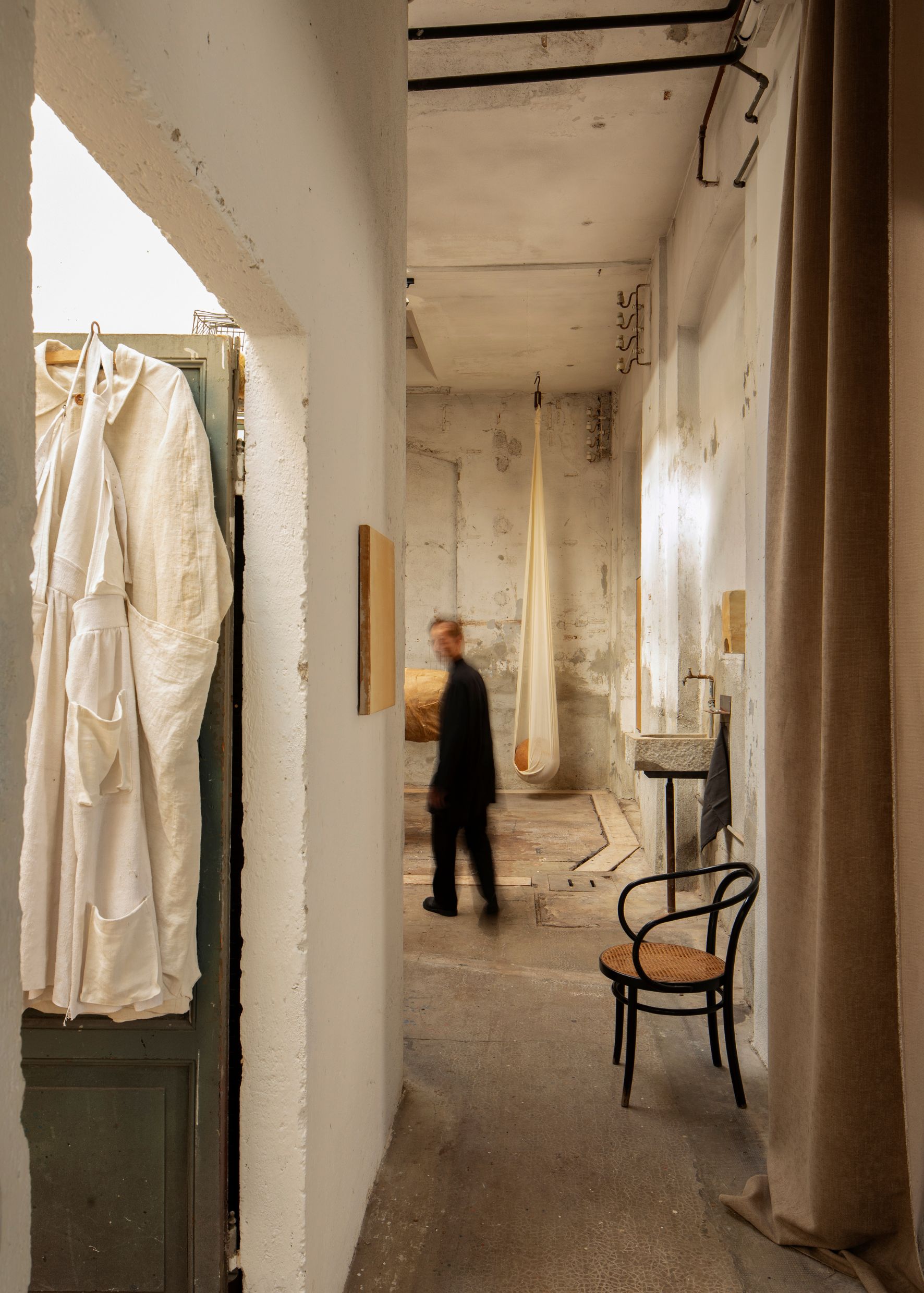 Dans sa maison-atelier, Leonardo Anker Vandal exprime son intérêt pour l’art en général, et pour l’art brut en particulier