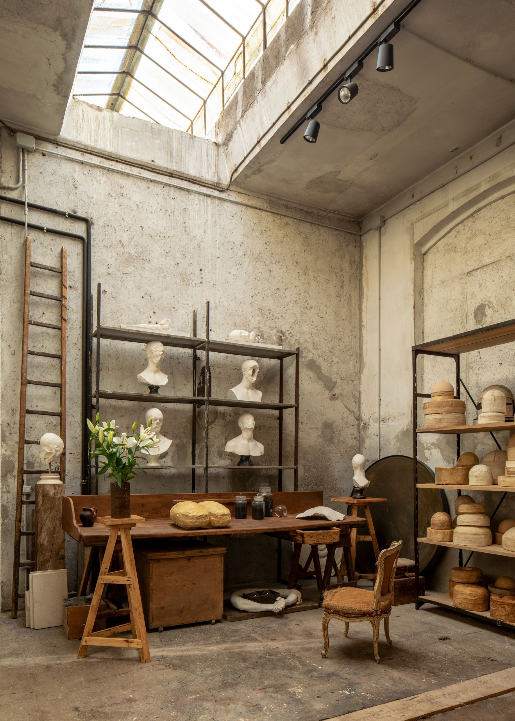 Dans sa maison-atelier, Leonardo Anker Vandal exprime son intérêt pour l’art en général, et pour l’art brut en particulier