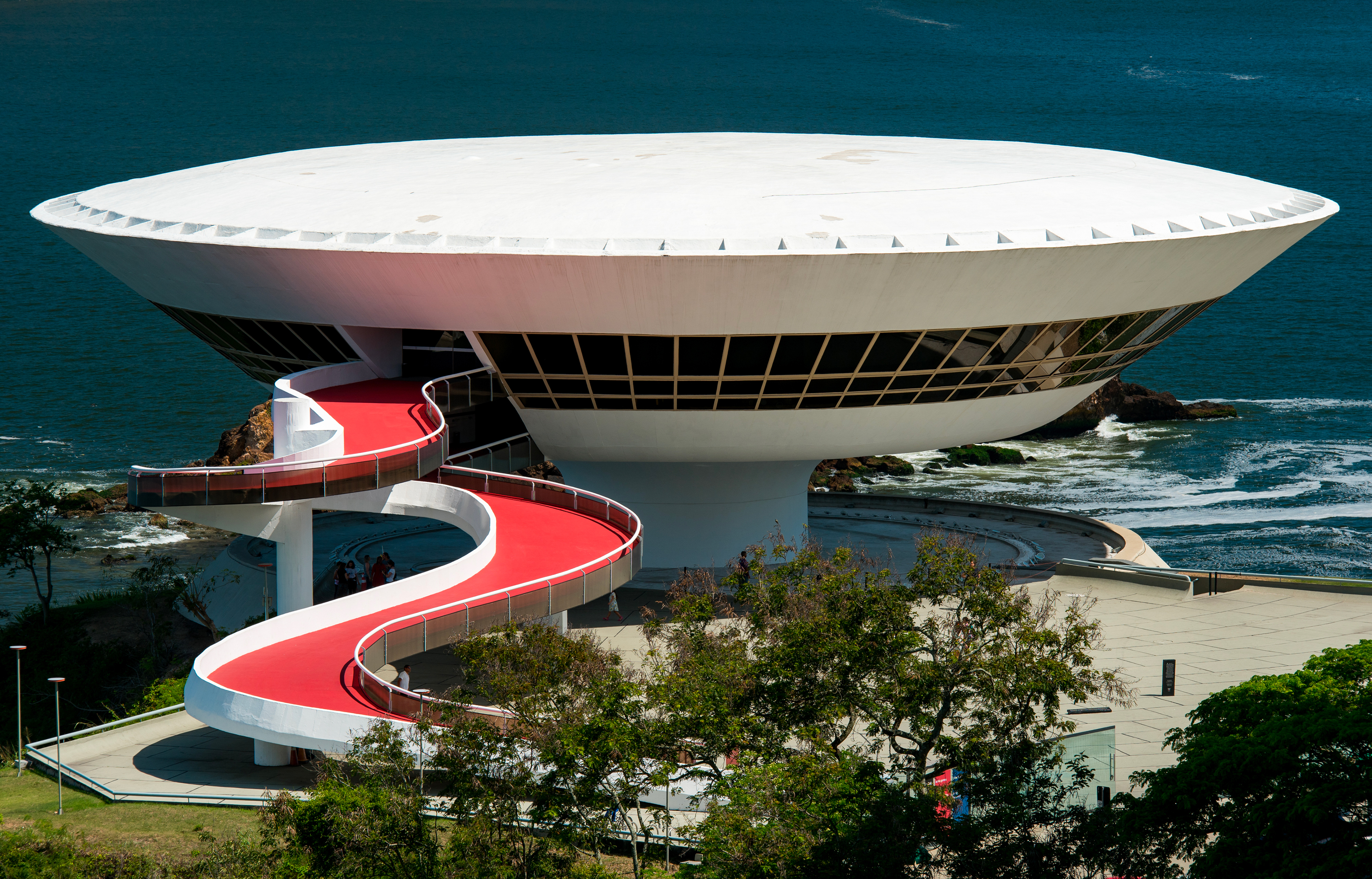 Le pouvoir du blanc en architecture : 5 icônes sculpturales à travers le monde
