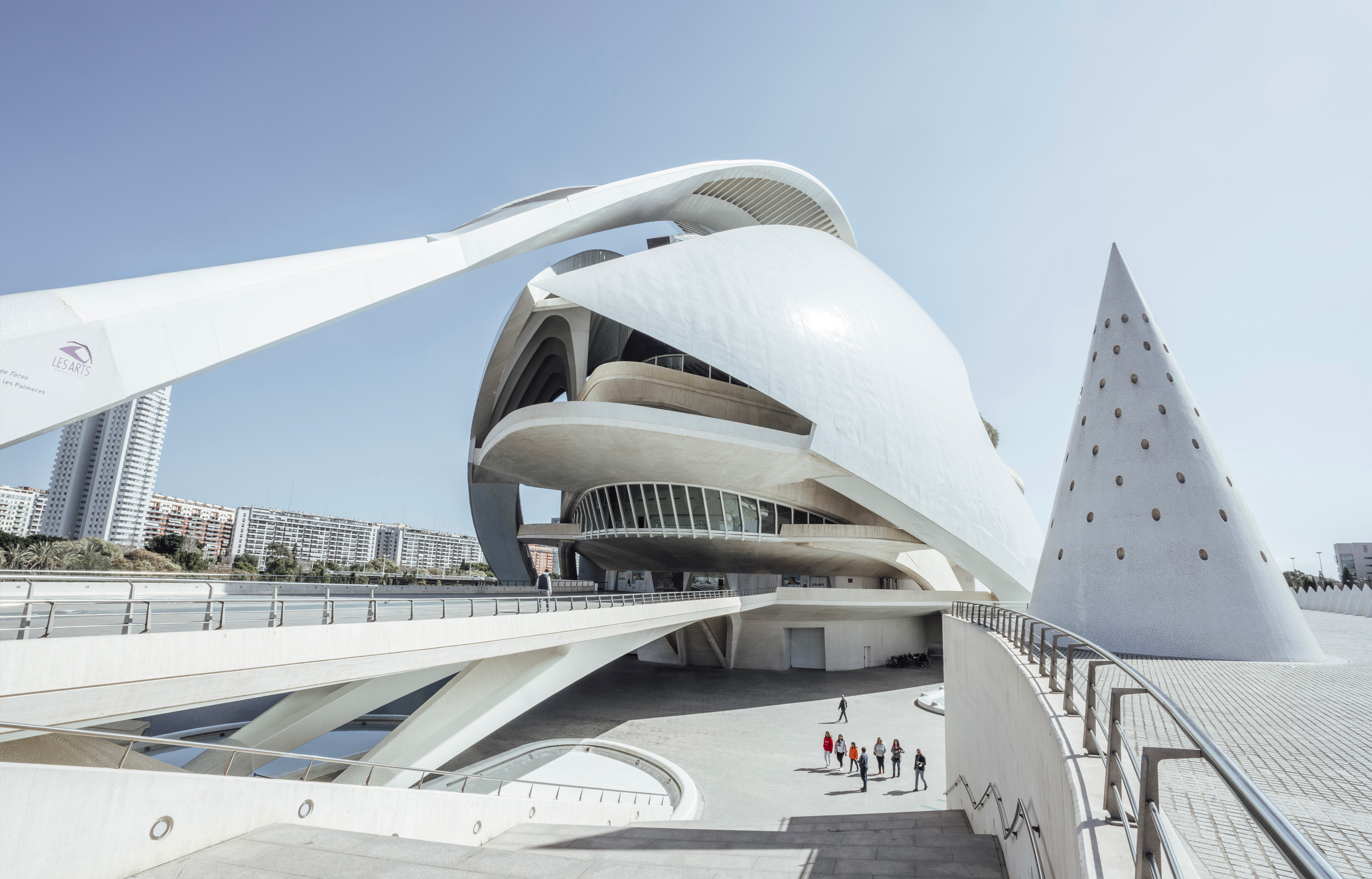 Le pouvoir du blanc en architecture : 5 icônes sculpturales à travers le monde