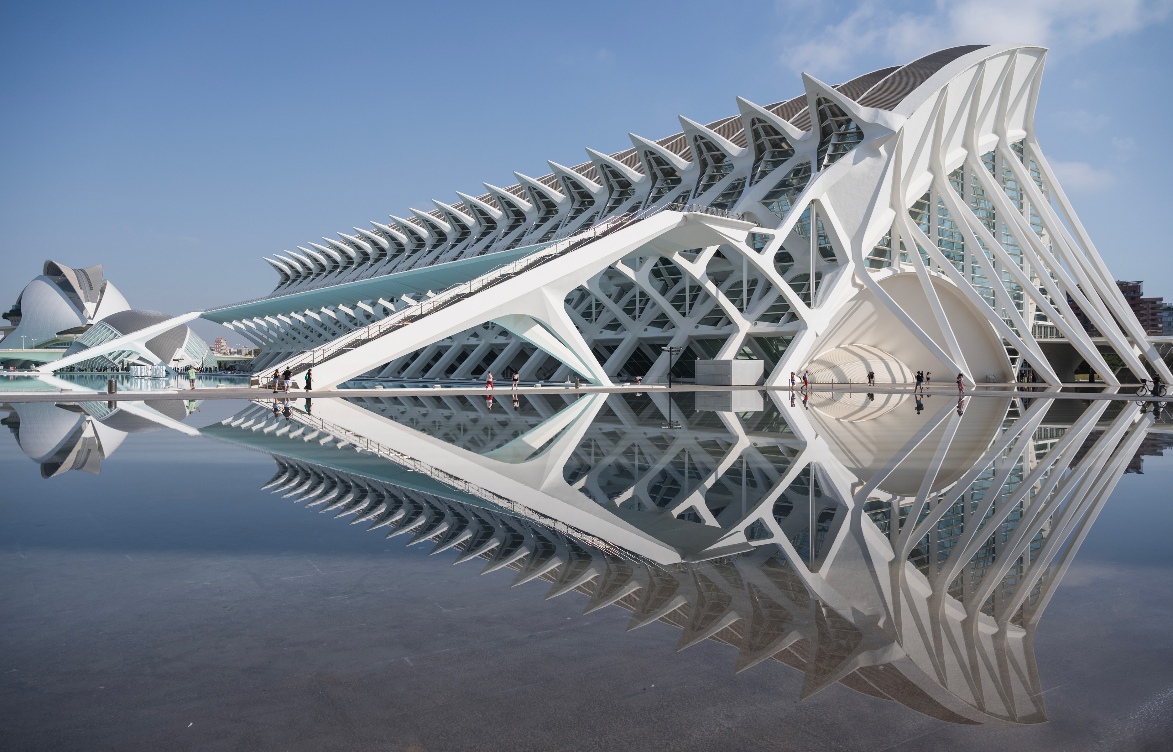 Le pouvoir du blanc en architecture : 5 icônes sculpturales à travers le monde