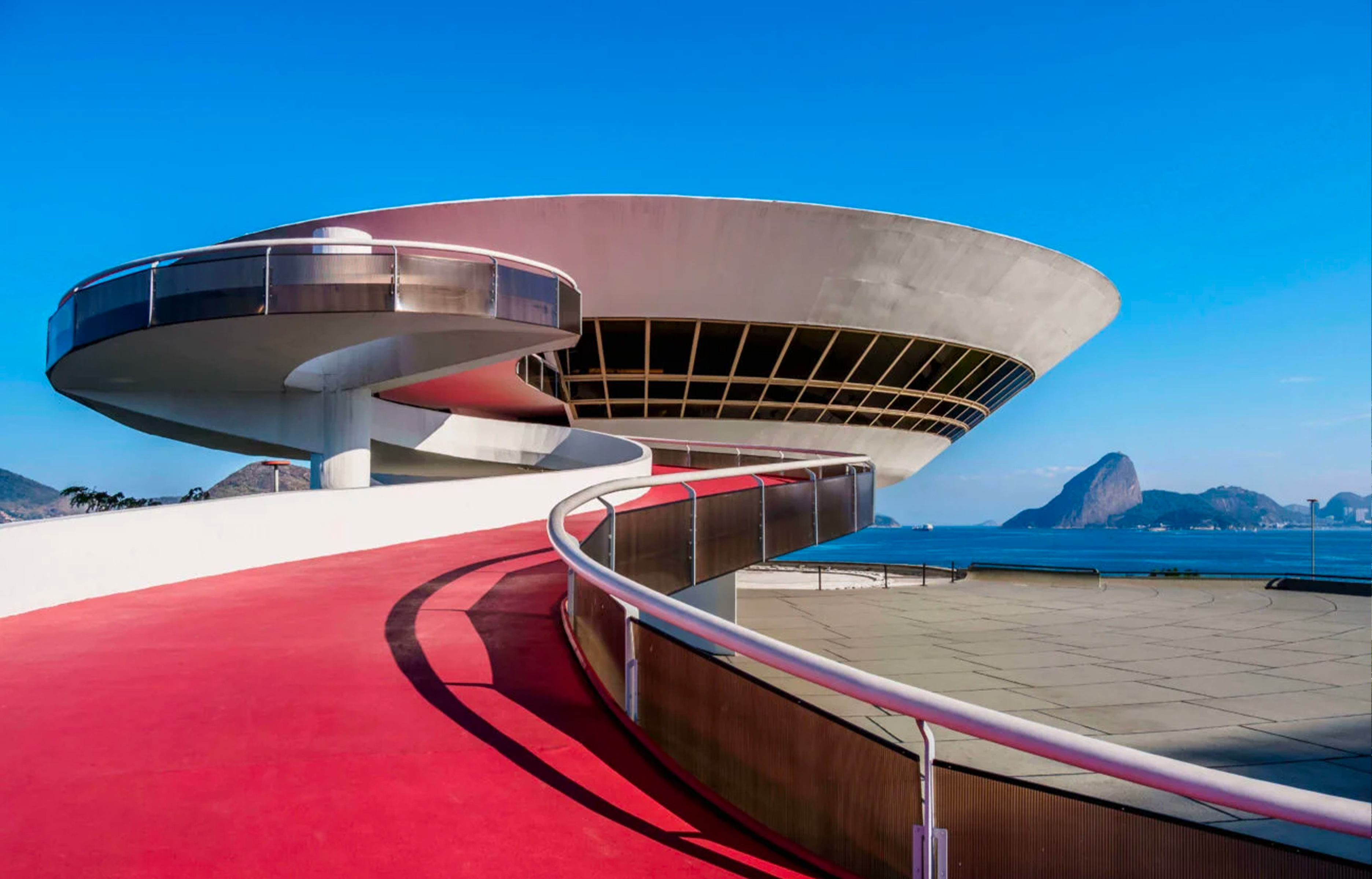 Le pouvoir du blanc en architecture : 5 icônes sculpturales à travers le monde