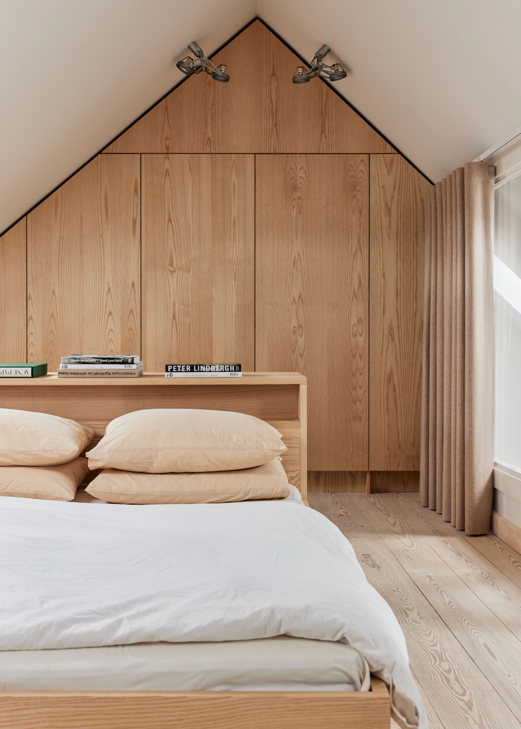 Dans le cœur historique de la capitale danoise, Rebekka Bay, directrice de la création de Marimekko, et son compagnon Ricky Nordson, ont repensé un appartement parfaitement aménagé où tout est exactement à sa place