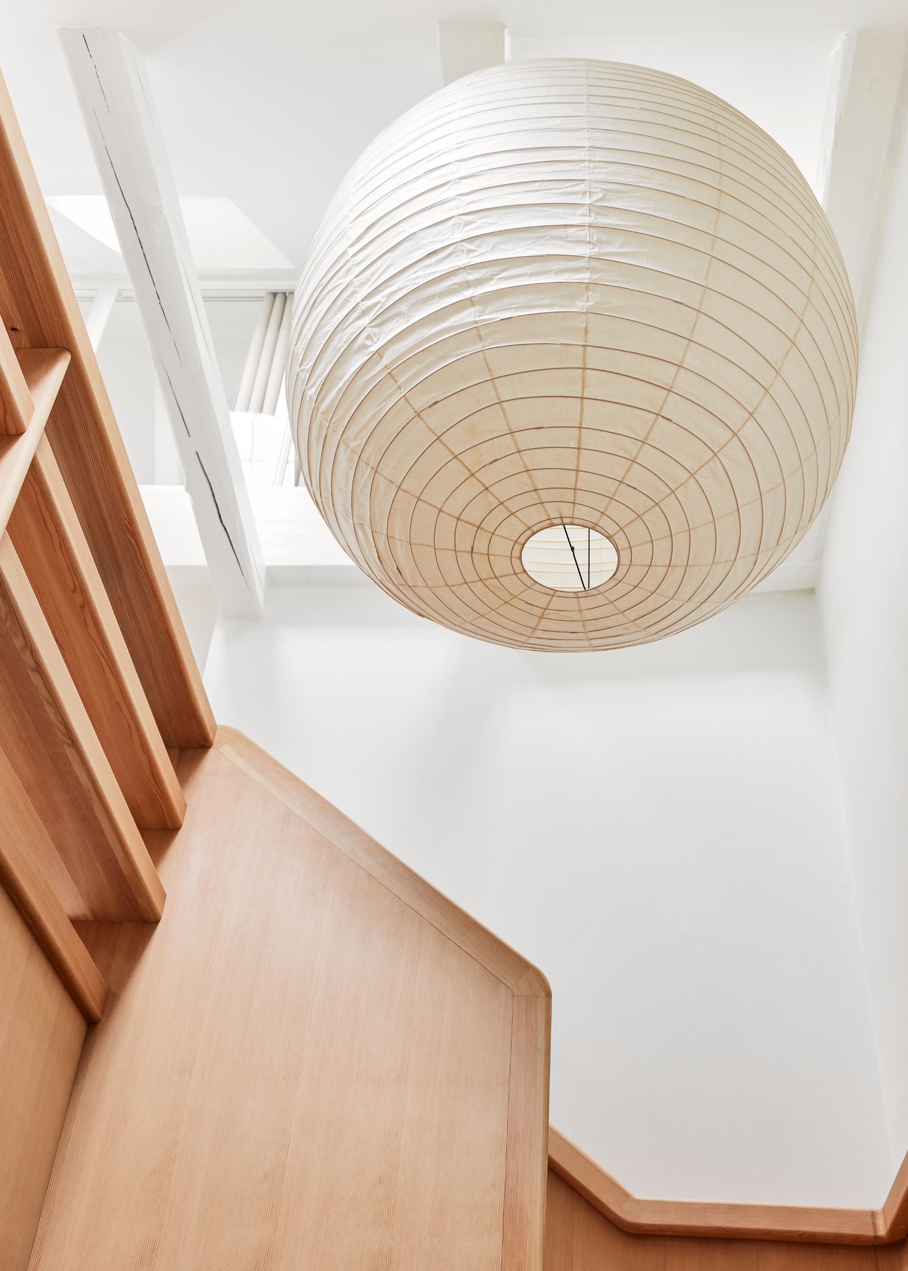 Dans le cœur historique de la capitale danoise, Rebekka Bay, directrice de la création de Marimekko, et son compagnon Ricky Nordson, ont repensé un appartement parfaitement aménagé où tout est exactement à sa place