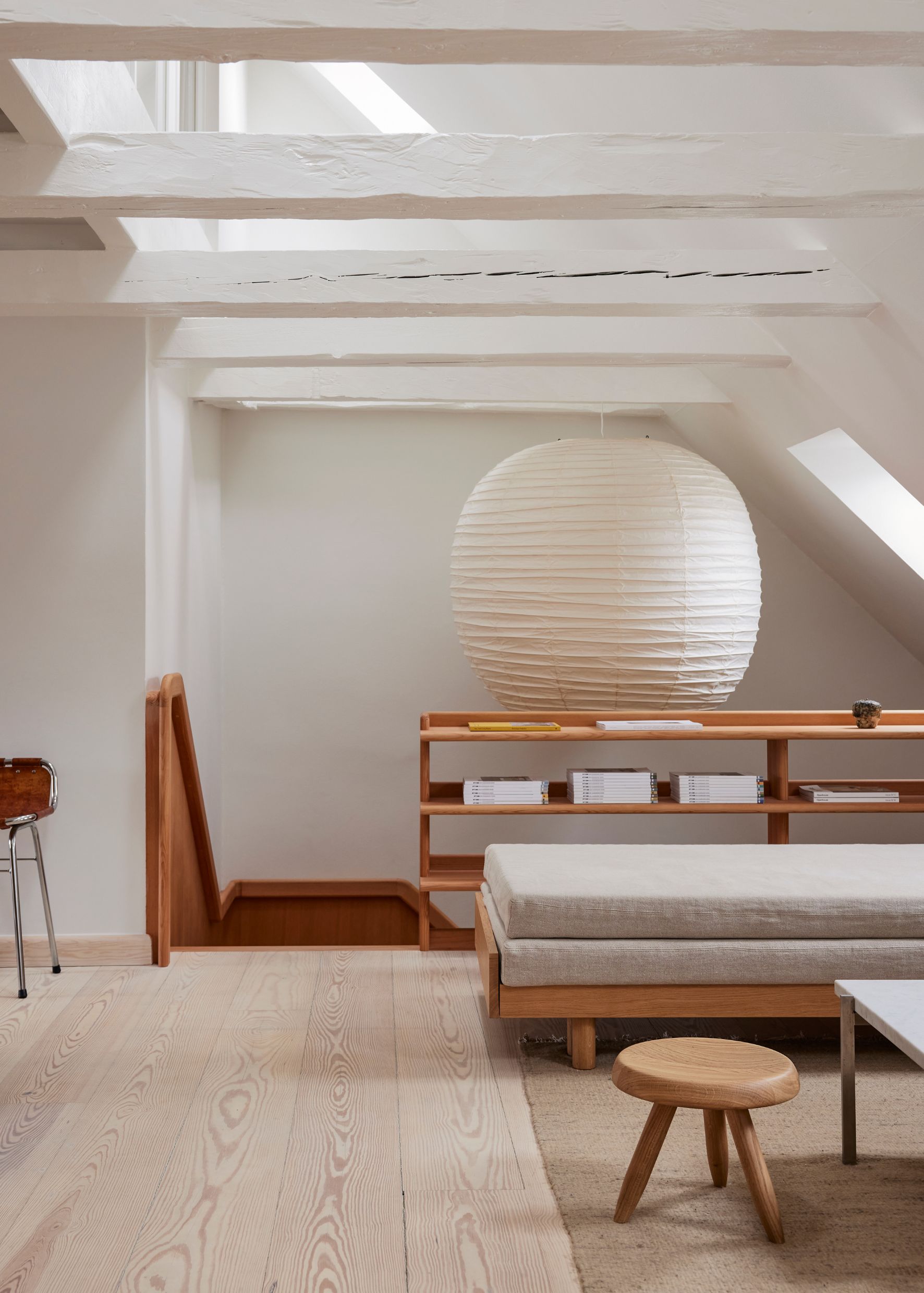 Dans le cœur historique de la capitale danoise, Rebekka Bay, directrice de la création de Marimekko, et son compagnon Ricky Nordson, ont repensé un appartement parfaitement aménagé où tout est exactement à sa place