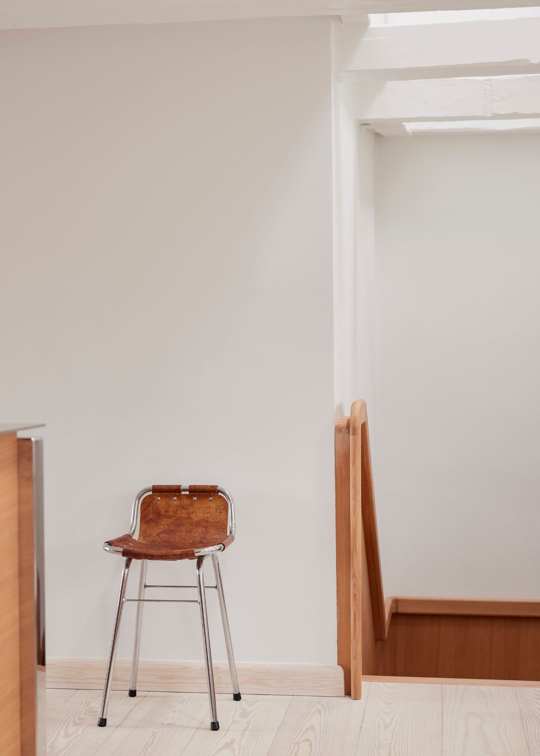 Dans le cœur historique de la capitale danoise, Rebekka Bay, directrice de la création de Marimekko, et son compagnon Ricky Nordson, ont repensé un appartement parfaitement aménagé où tout est exactement à sa place