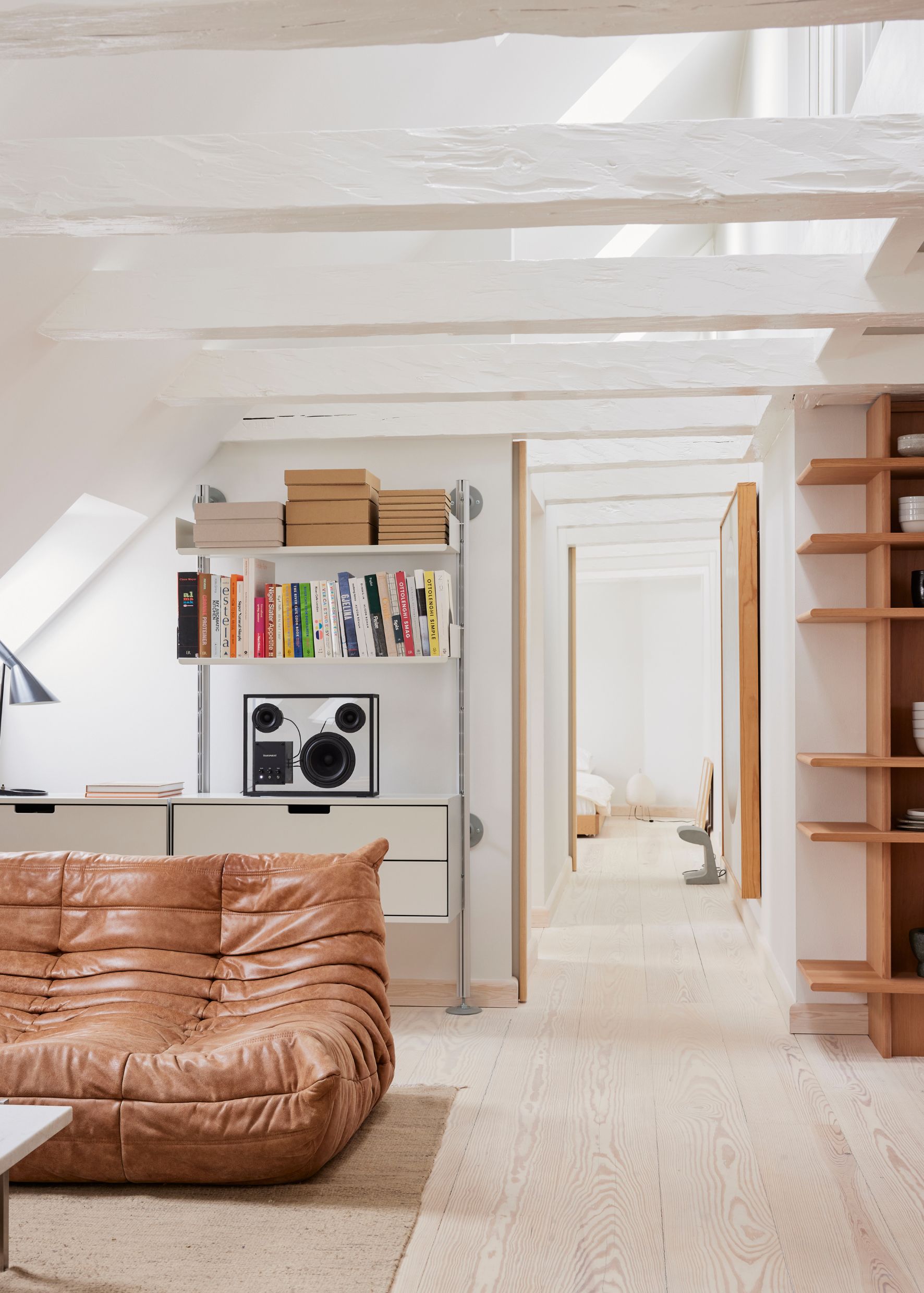 Dans le cœur historique de la capitale danoise, Rebekka Bay, directrice de la création de Marimekko, et son compagnon Ricky Nordson, ont repensé un appartement parfaitement aménagé où tout est exactement à sa place