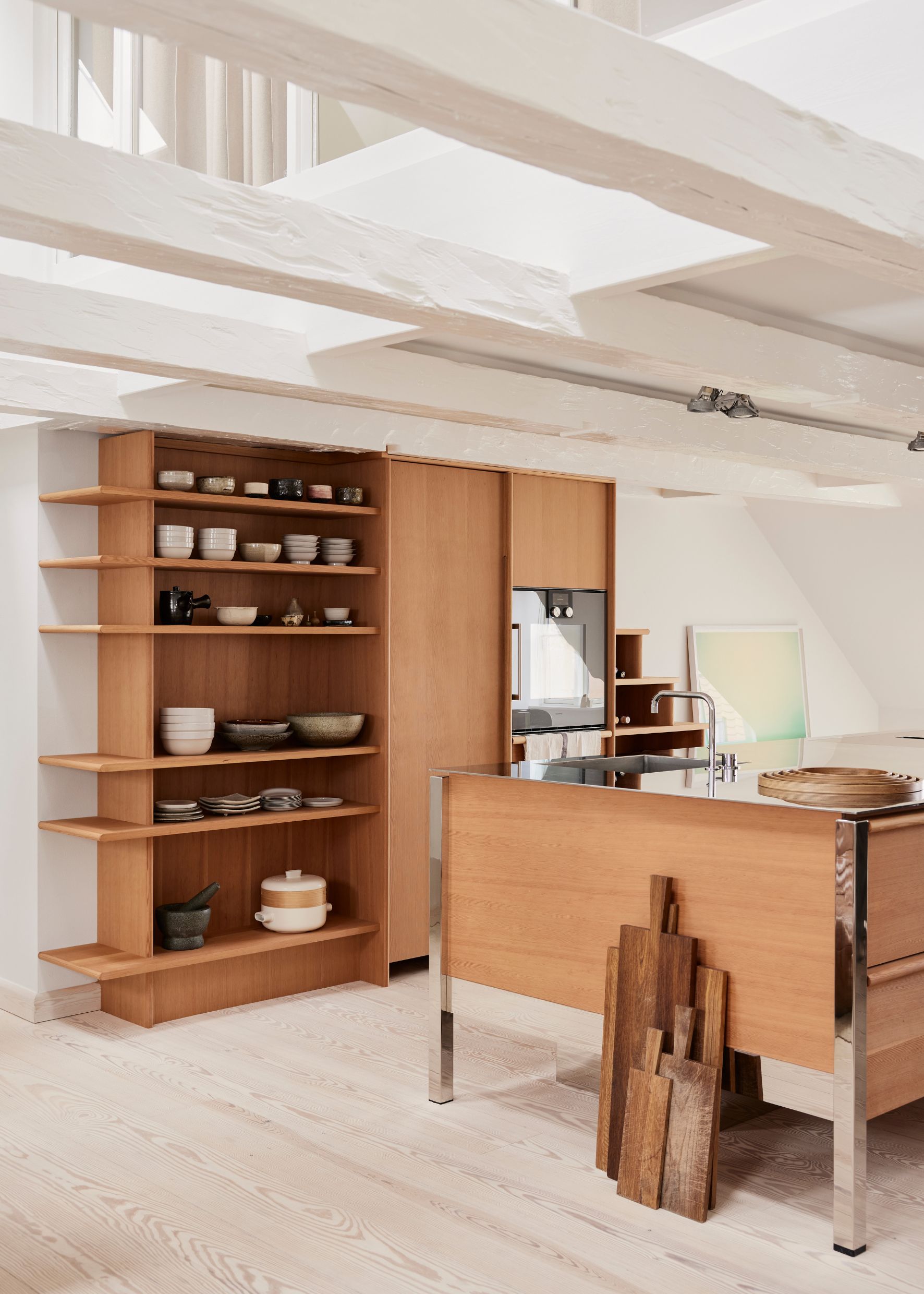 Dans le cœur historique de la capitale danoise, Rebekka Bay, directrice de la création de Marimekko, et son compagnon Ricky Nordson, ont repensé un appartement parfaitement aménagé où tout est exactement à sa place