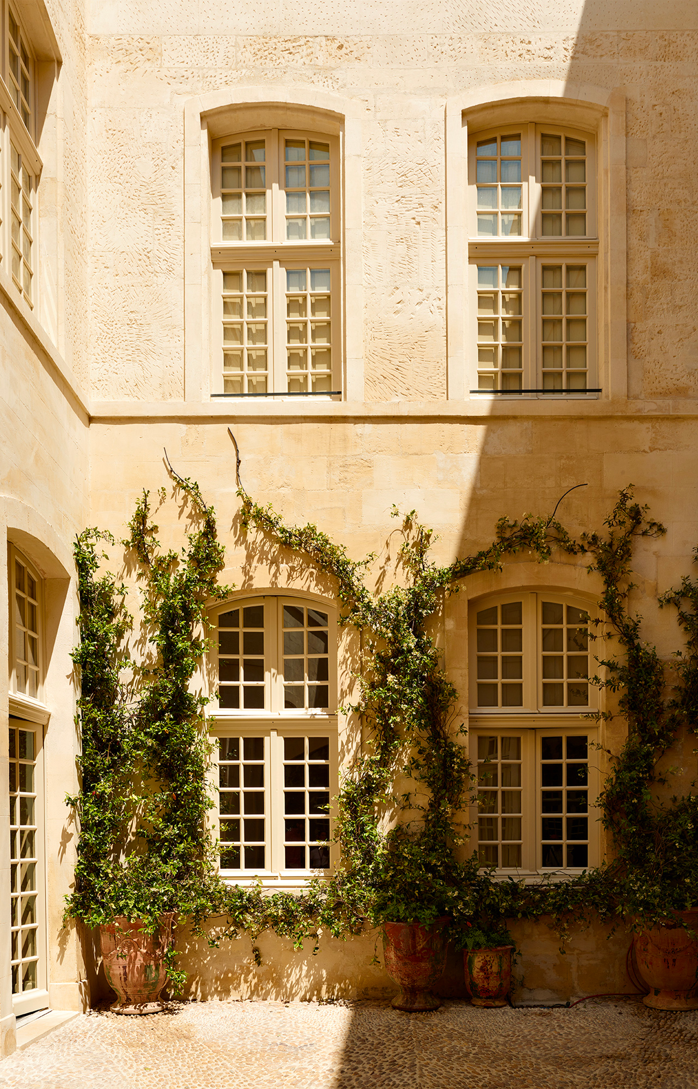 Fragonard ressuscite l’histoire du costume à Arles, dans un musée signé Studio KO - IDEAT